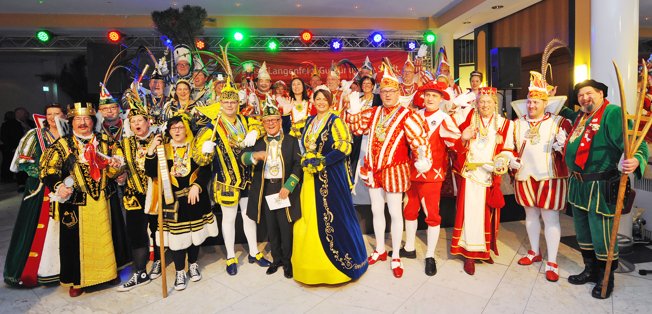 13 Prinzenpaare und Dreigestirne aus dem Umkreis kamen zum närrischen Gipfeltreffen ins Schauplatz-Foyer.