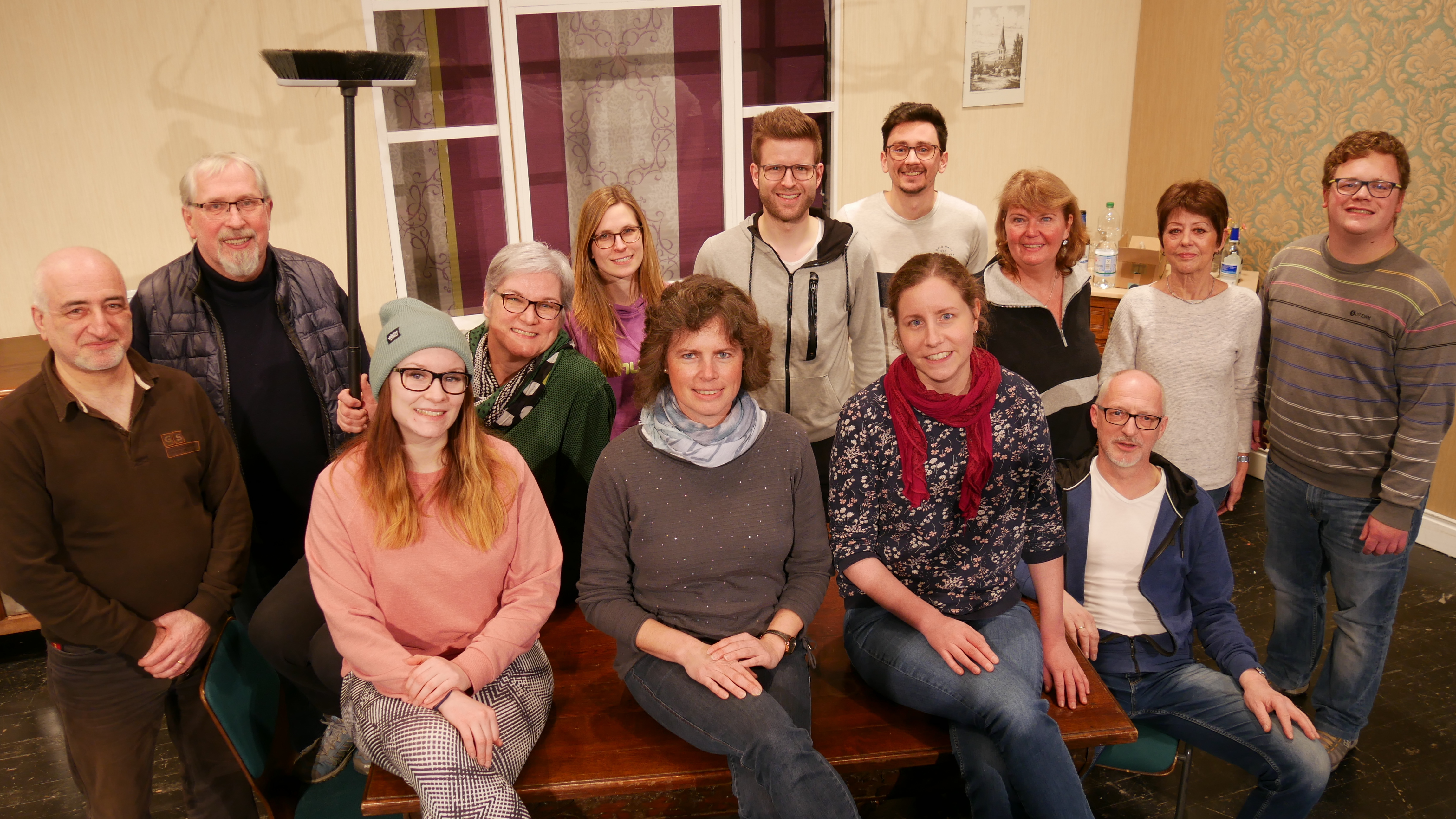 Artur Khachatryan, Hermann Arndt, Julika Schmelzer, Barbara Schmelzer, Christina Schumacher, Marion Krebs, Magnus Uhlenbrock, Johannes Wälter, Marie Schulte, Claudia Bettermann, Thomas Schmelzer, Ulrike Brambrink und Ingo Velmer (v. l.) bilden die Laienschauspielgruppe des Kolping Wickede.