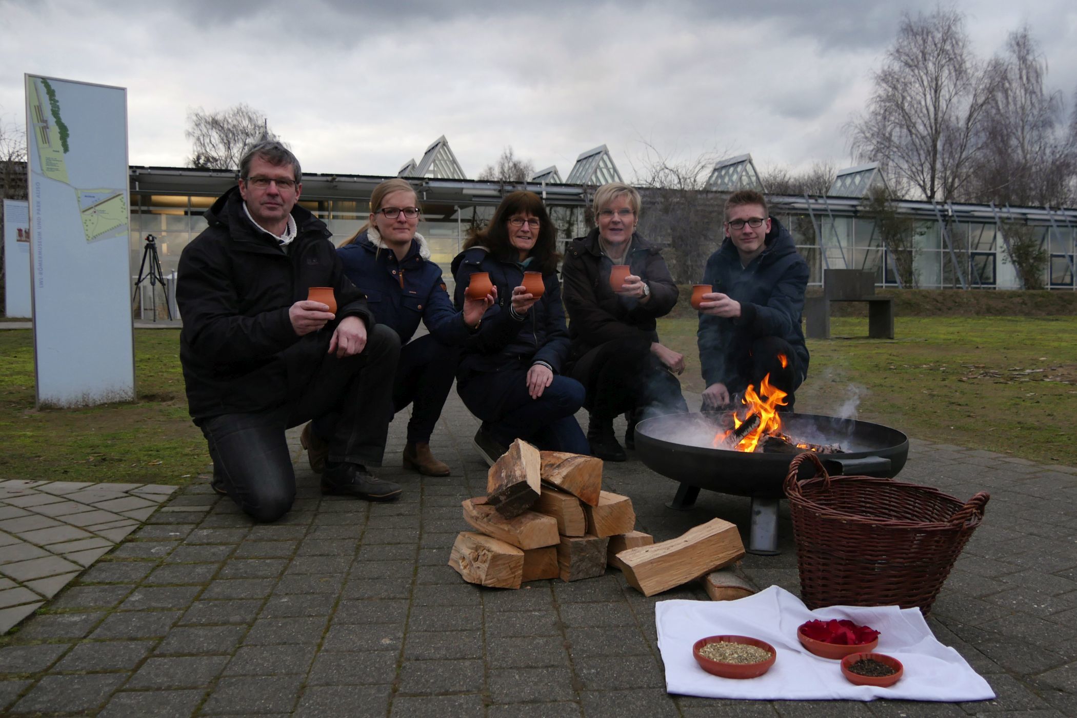 Die Führung "Feierabend" beginnt mit einem römischen Umtrunk am Lagerfeuer. Foto: LWL/N. Wolpert
