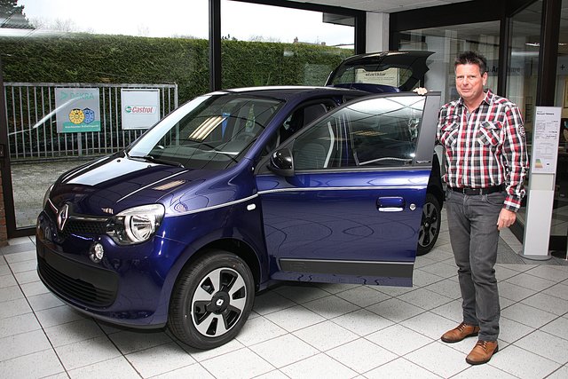 Inhaber und Kfz-Meister Ralf Wegner mit dem neuen Twingo-Modell.