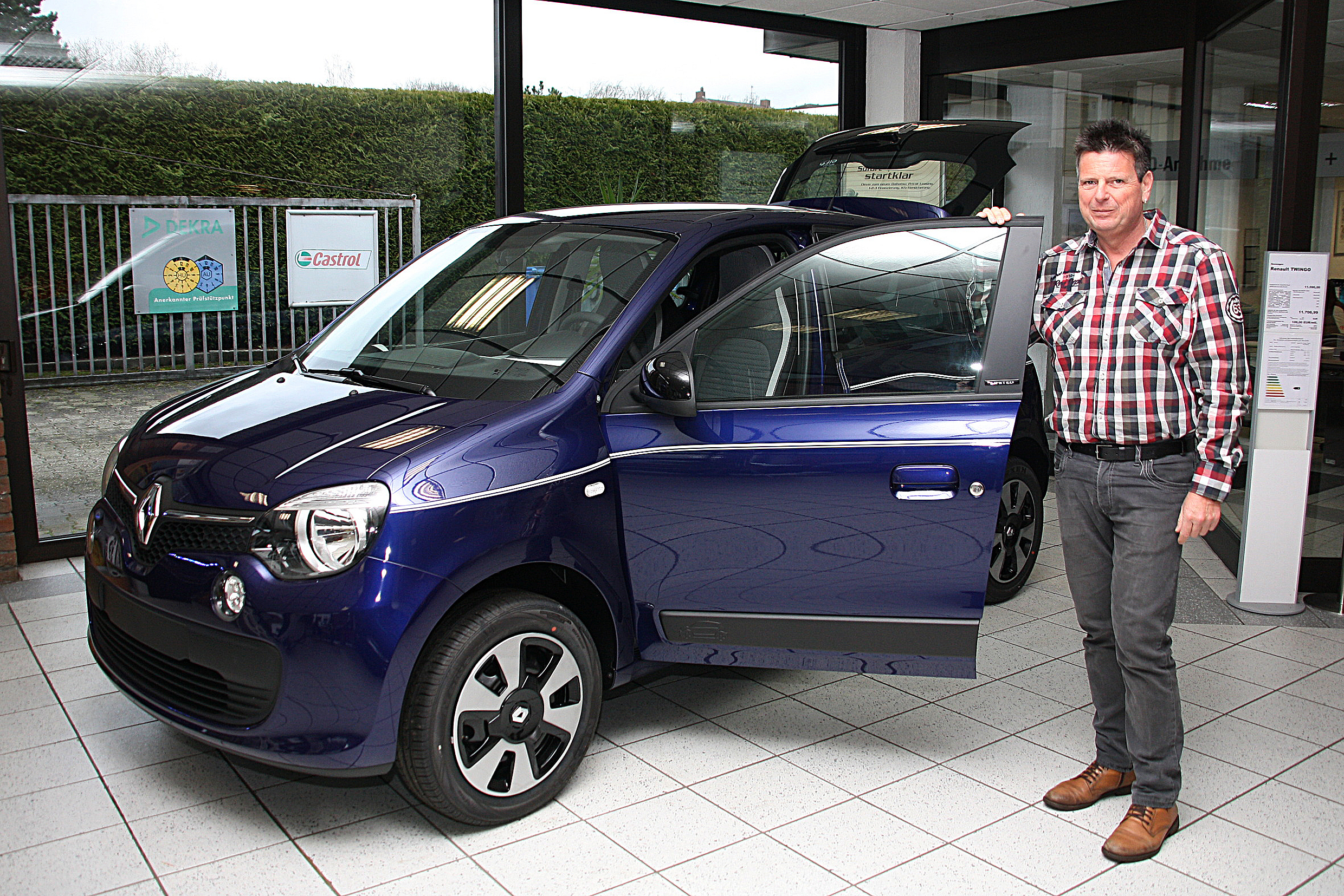 Inhaber und Kfz-Meister Ralf Wegner mit dem neuen Twingo-Modell.