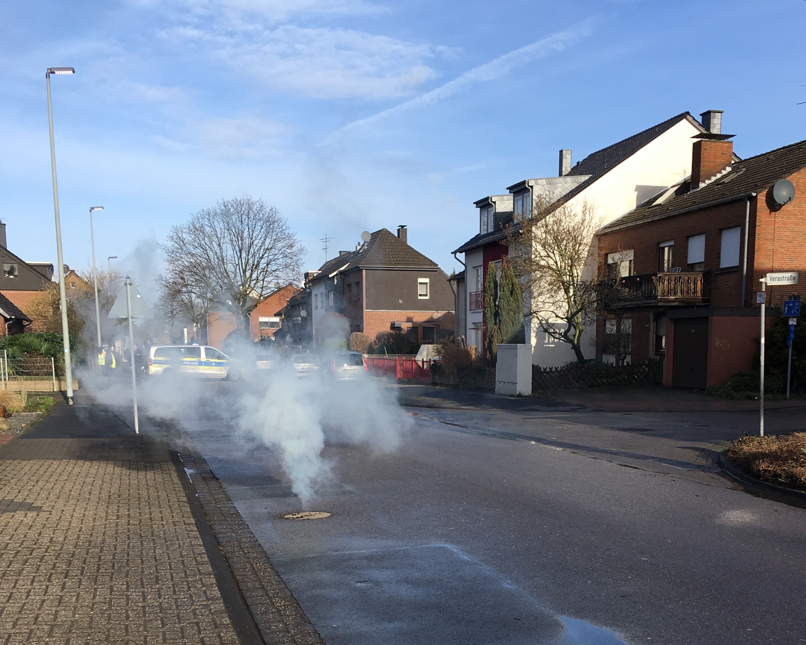 Die Feuerwehr rückte am Donnerstagmorgen zu einem gemeldeten Elektroanlagenbrand zur Gertrudenstraße aus.