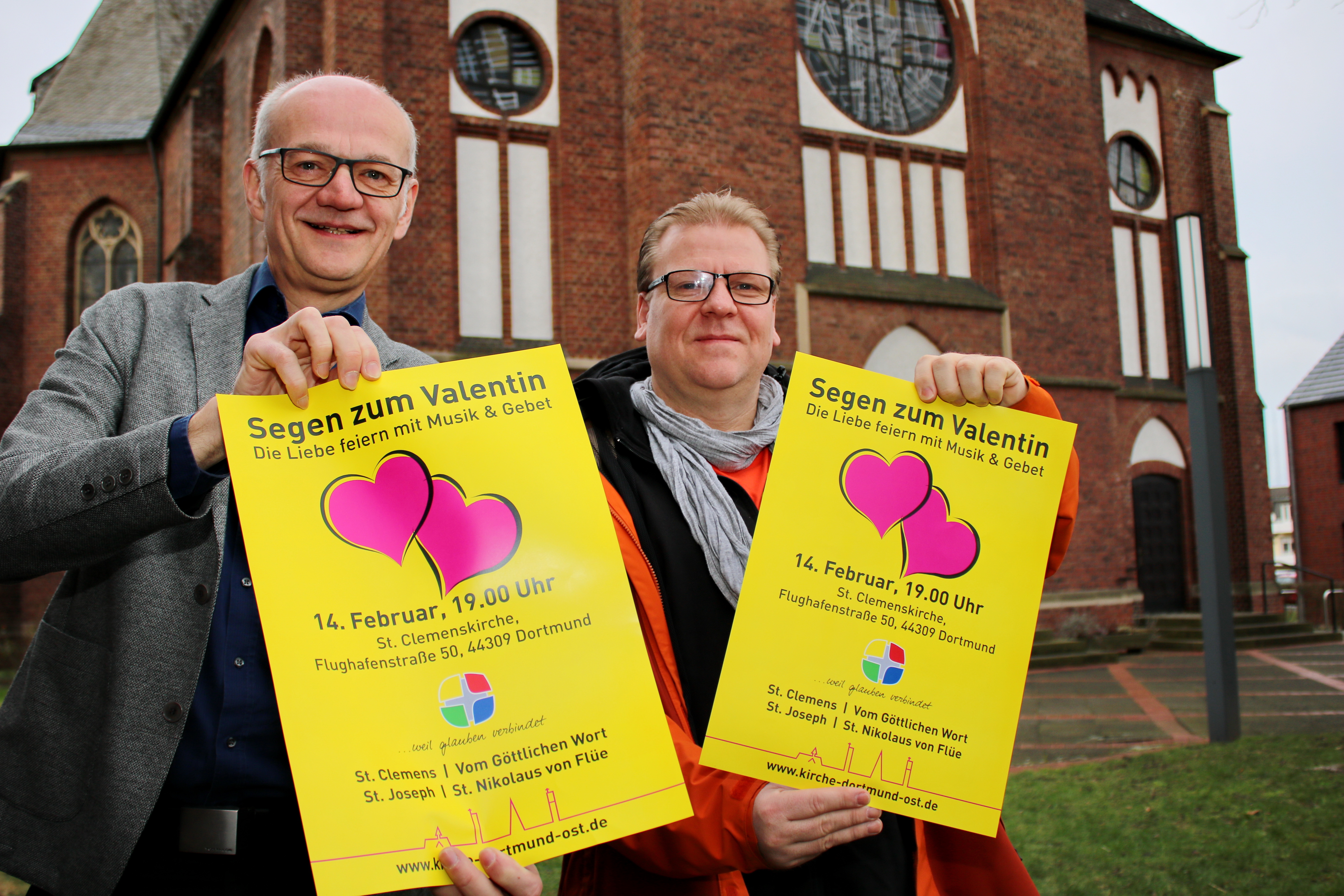 Pastoralverbundsleiter Pfarrer Ludger Keite (l.) und Oliver Eckert vom Team "Runder Tisch gesegneter Sonntagabend" laden namens der vier katholischen Gemeinden in Brackel, Neuasseln, Asseln und Wickede auch für den Valentinstag 2019 zur Segensfeier für Verliebte in die St.-Clemens-Kirche in Brackel ein.