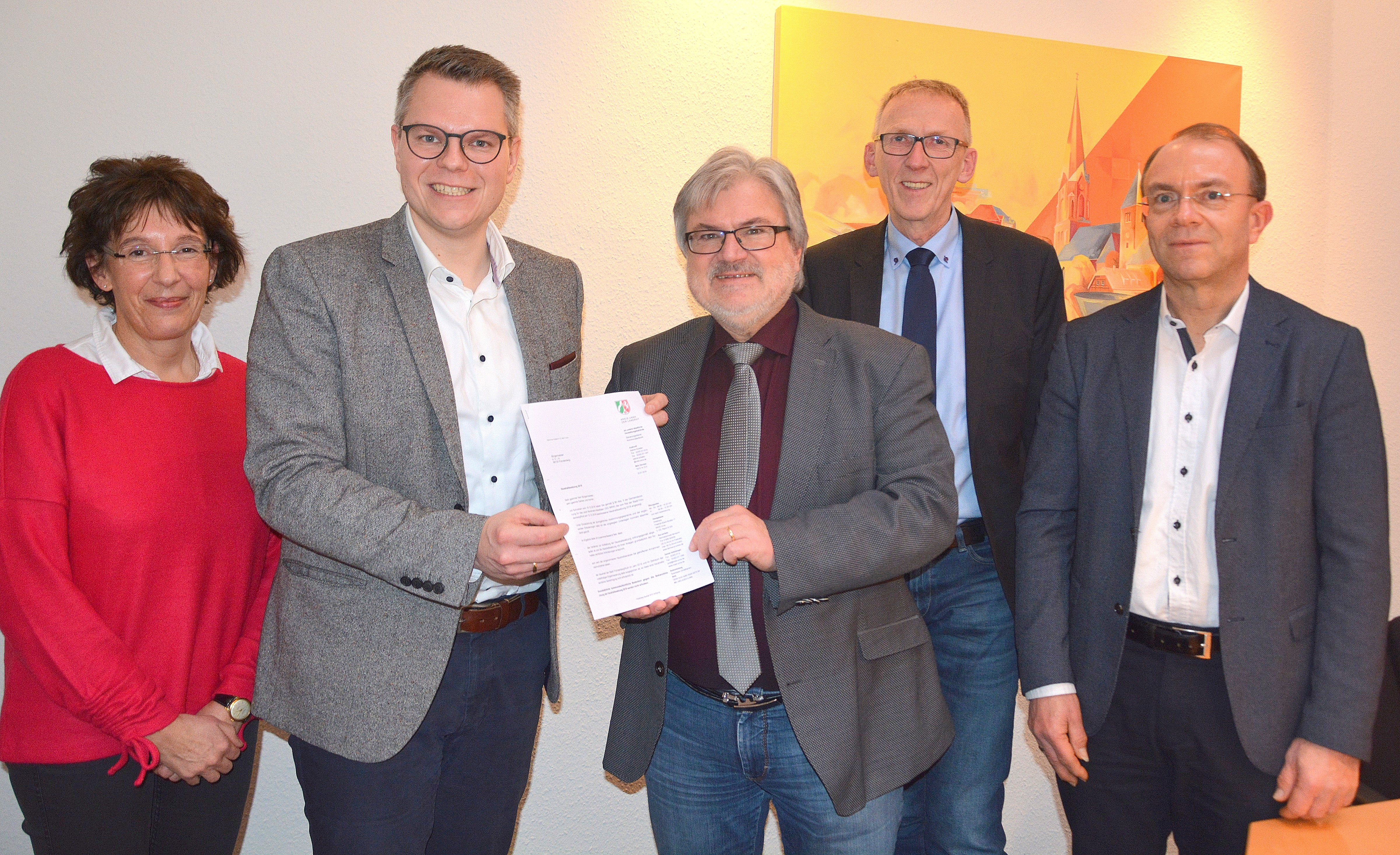 Kreisdirektor Mike-Sebastian Janke (2.v.l.) überreichte gemeinsam mit Sabine Schetter (Steuerungsdienst) die Urkunde an die Verantwortlichen im Fröndenberger Rathaus. Foto: peb