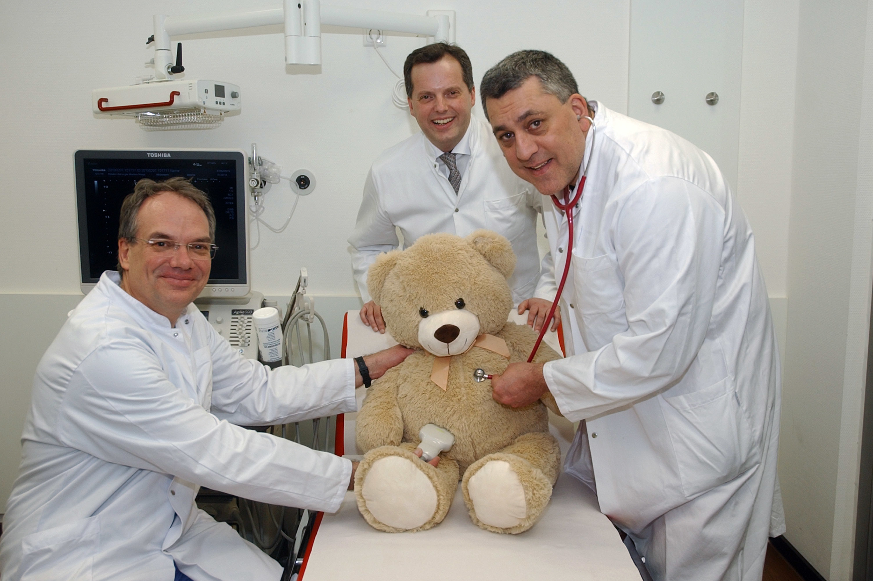 Diagnose: Alles in Ordnung. Mit dem Teddy freuen sich Volker Sander, Leitender Oberarzt Klinik für Kinderchirurgie; Professor Dr. Sven Schiermeier, Chefarzt Frauenklinik und Geburtshilfe und Dr. Bahman Gharavi, Chefarzt Kinder- und Jugendklinik (v.l.).