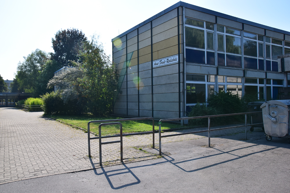 Was im Juli 2018 noch üppig neben der Anne-Frank-Realschule wuchs, wird jetzt entfernt.