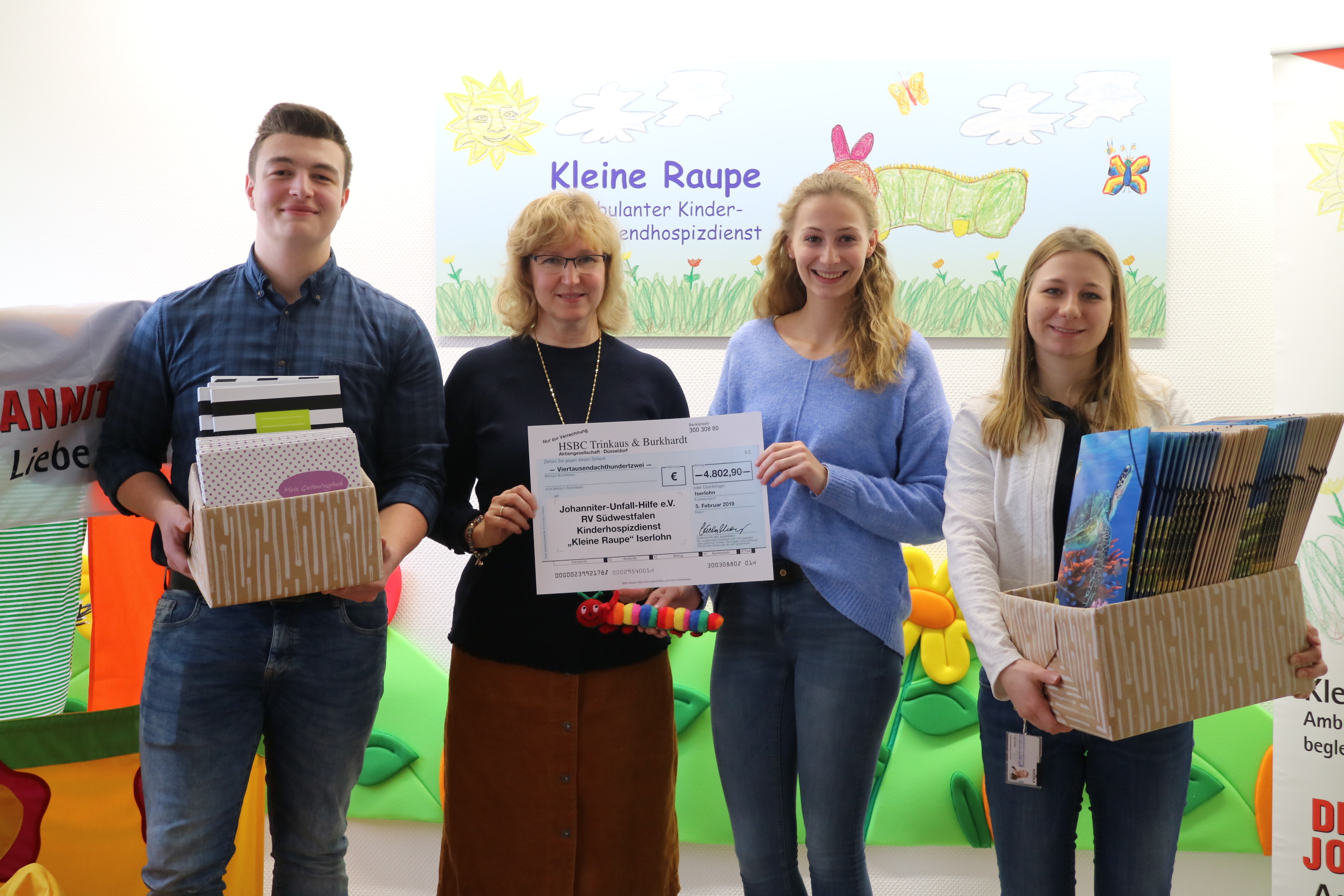 Niklas Lange, Luise Schröder und Lea Ernst (v.l.) überbrachten die stolze Spende und ließen sich von Bettina Wichmann (2.v.l.) über die Arbeit der "Kleinen Raupe" informieren. Foto: Goor