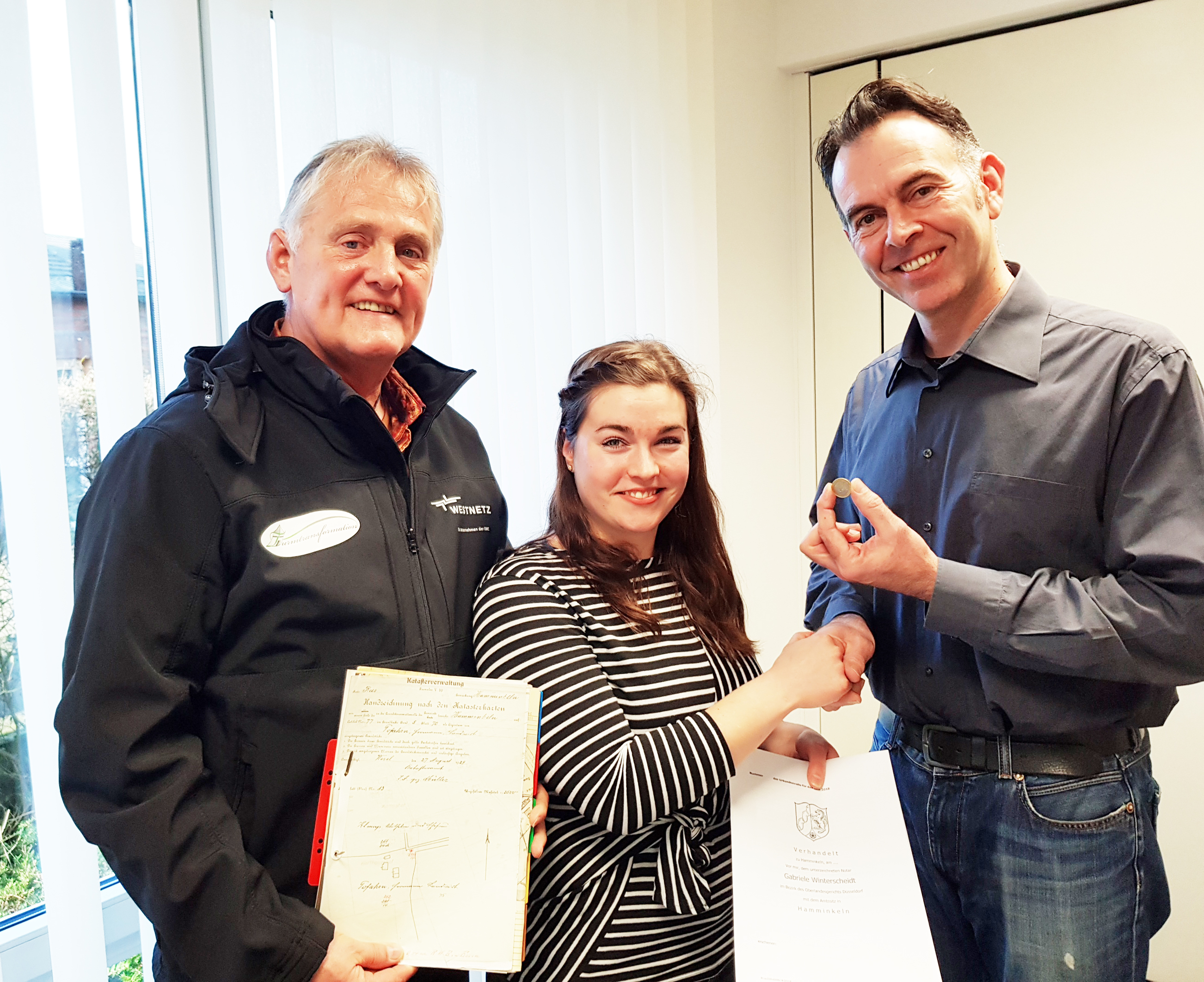 Michael Sonfeld „Turmtransformation“, Sabrina Merzenich „Westnetz und innogy-Netze Deutschland GmbH“, Olaf Prinz nach der Vertragsunterzeichnung und der Übergabe des symbolischen Kaufpreises.