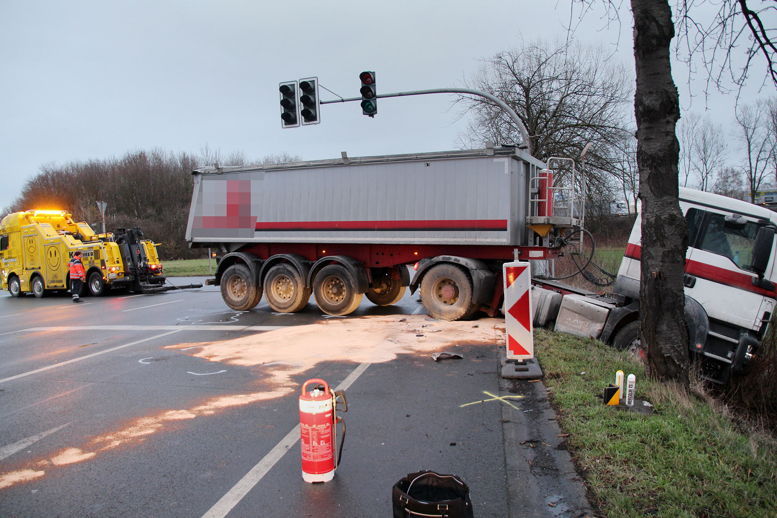Der Lkw riss einen Ampelmast mit und fuhr in einen Graben hinein.
