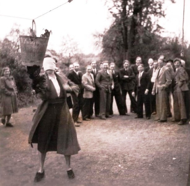 "Gänseköppen und Hahnschlagen": Das Foto bezieht sich auf die Titelgeschichte der 26. Ausgabe der "Voßwinkeler Rückblicke" .
