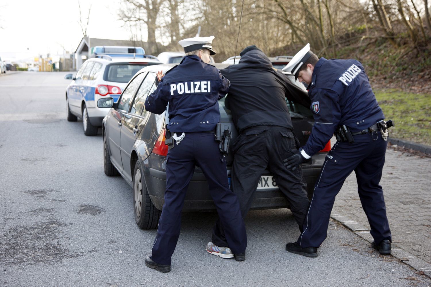 Die Gegenwehr der kaukasischen Ladendiebe nutzt ihnen nichts: Sie wurden überwältigt und gestern dem Haftrichter vorgeführt.