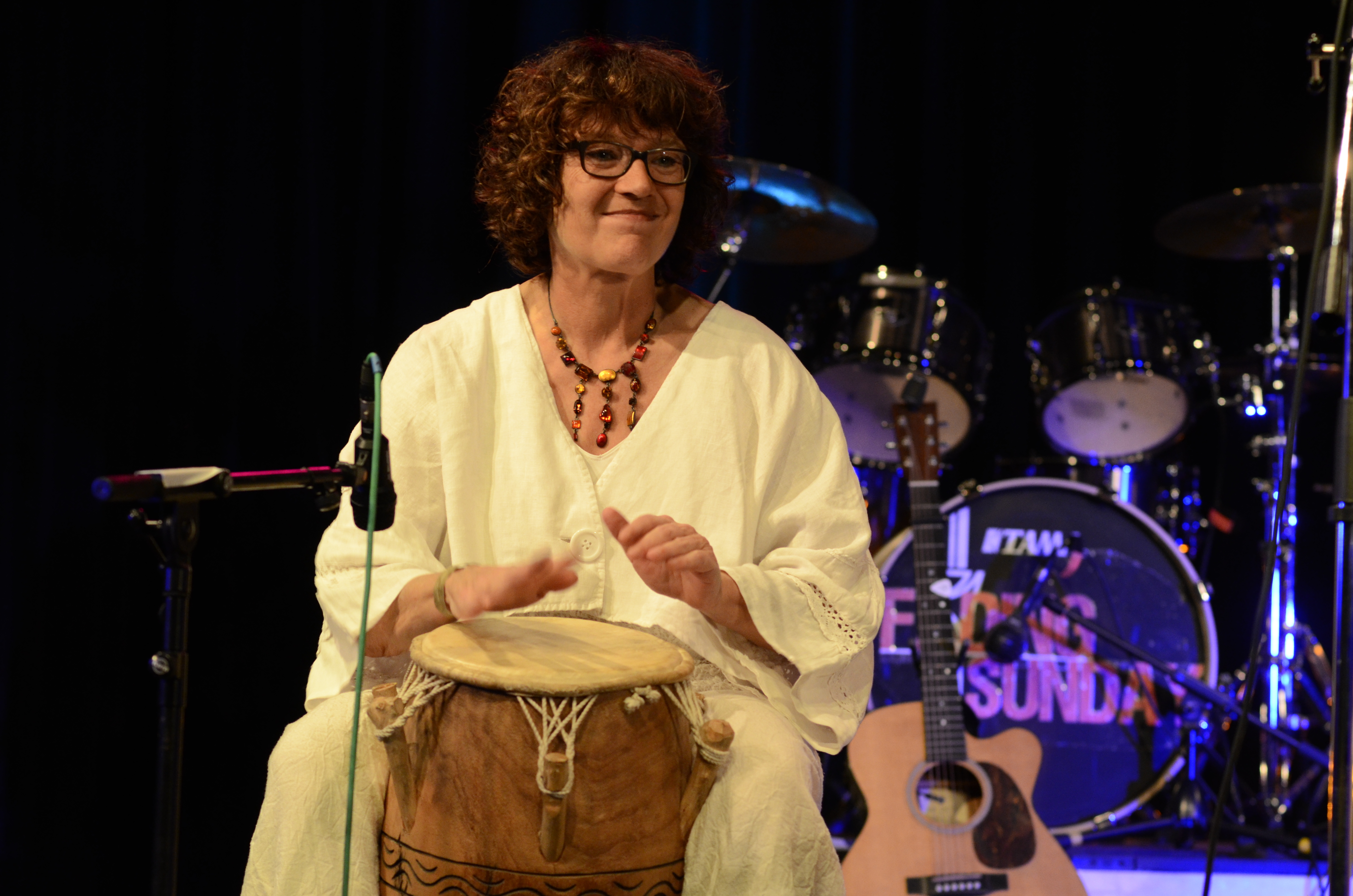 Kursleiterin Michaele Mohr zeigt in dem balou-Workshop am 23. Februar 2019 westafrikanische Rhythmen auf der Djembe.