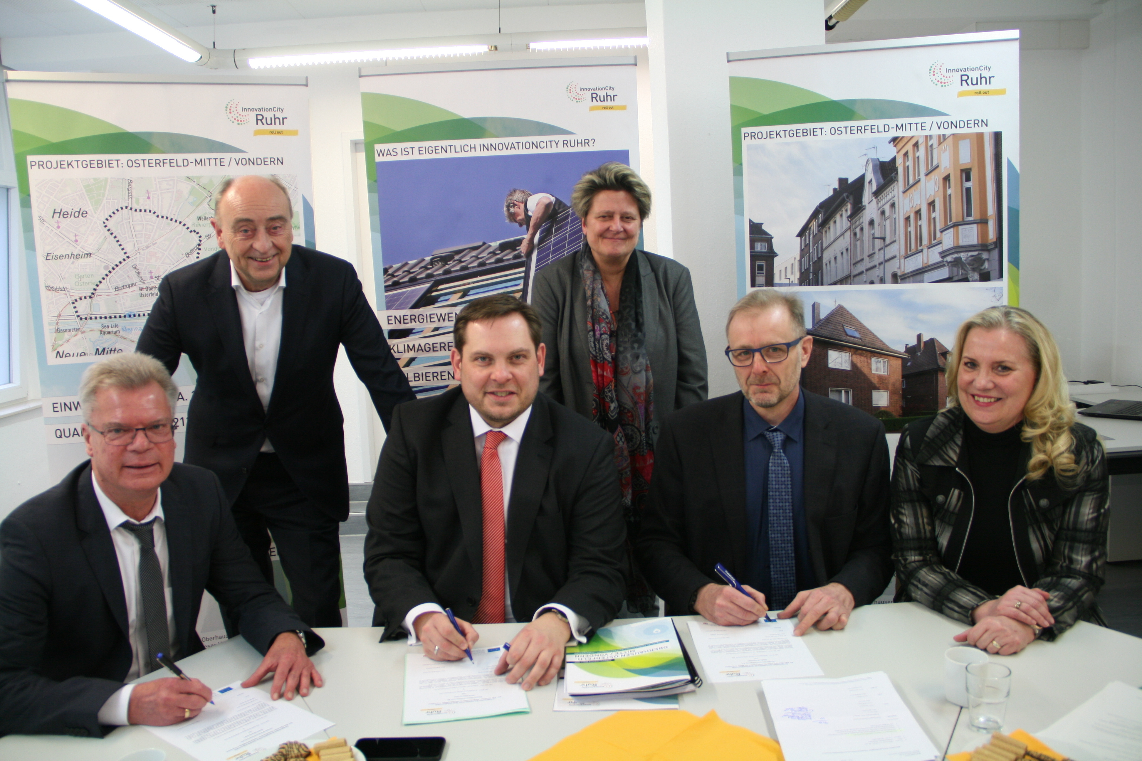 Hartmut Gieske (evo), Burkhard Drescher (Geschäftsführer InnovationCity), Oberbürgermeister Daniel Schranz, die Beigeordnete Sabine Lauxen, Wolfgang Hoffmann und Ulrike Schachner (beide GE-WO) bei der Unterzeichnung der Kooperationsvereinbarung zwischen der Stadt Oberhausen, evo und GE-WO (v.l.). Foto: Stadt Oberhausen