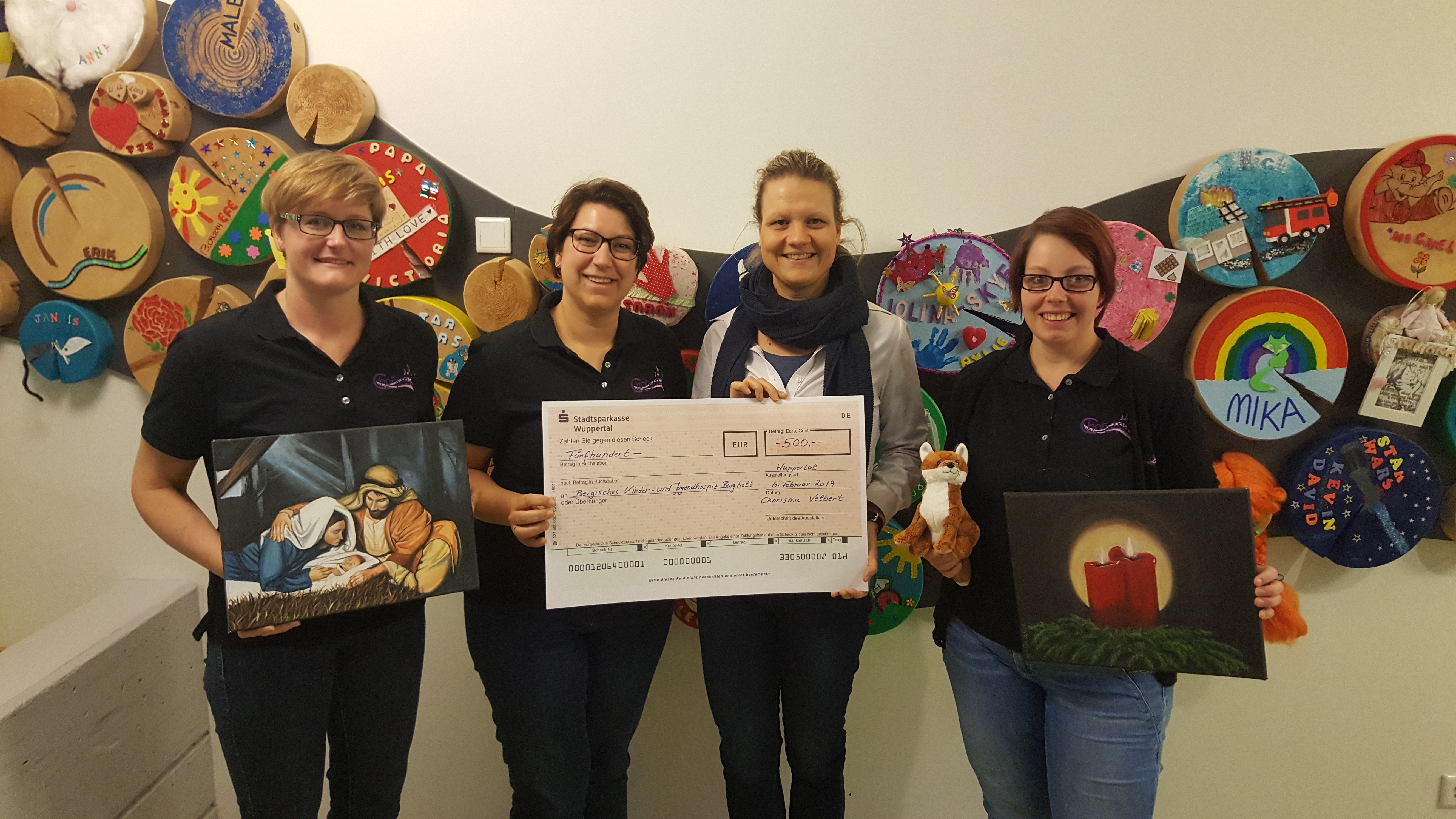 Gemeinsam überreichten die Chorisma-Sängerinnen Nicole Baione, Bianca Schemaitat und Sarah Lissy der Leiterin der Einrichtung Kerstin Wülfing (3.v.l.) den Scheck