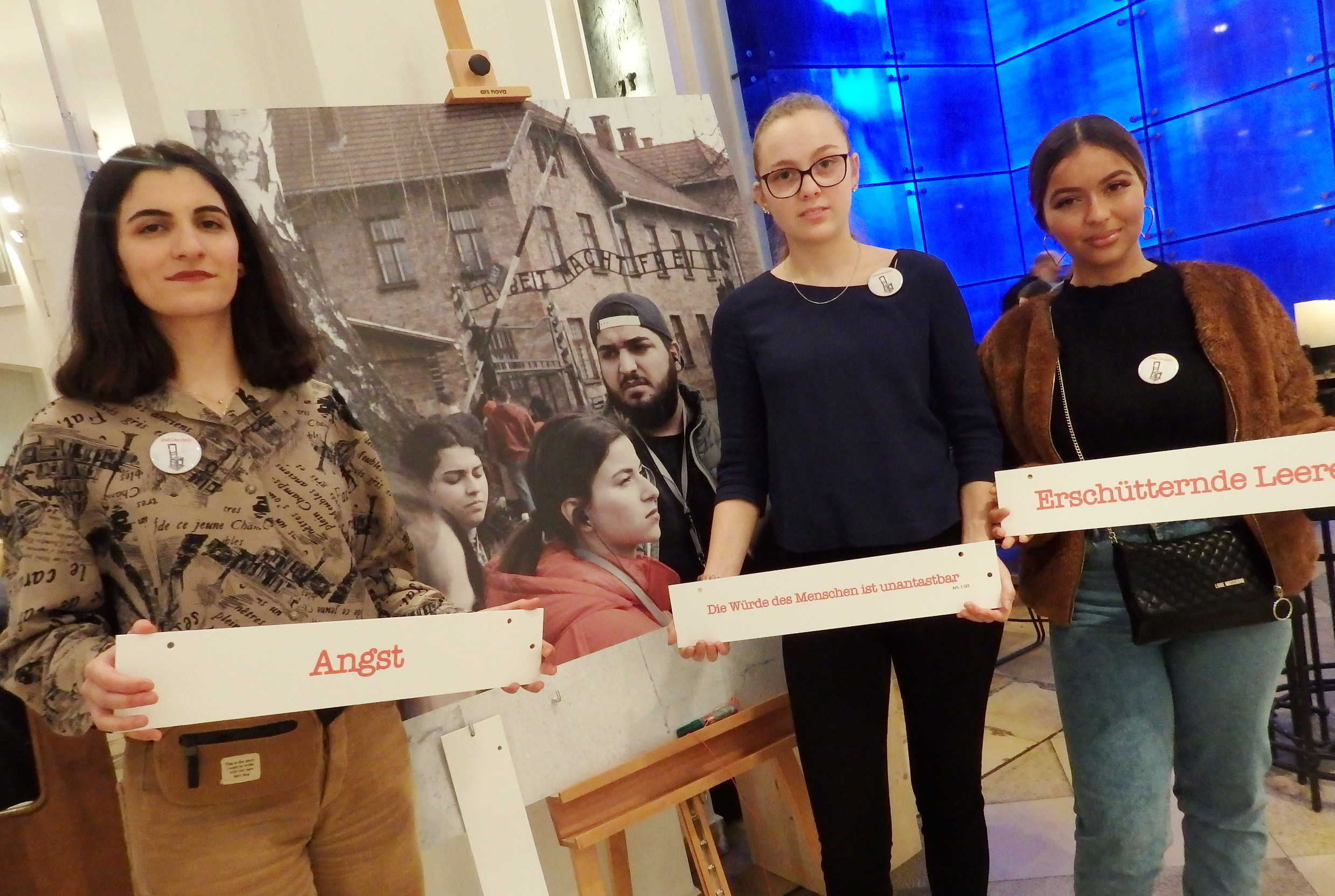 V.li.: Melis (Alevitische Jugend Essen), Michelle (Evangelische Jugend Essen) und Gülden (Alevitische Jugend Essen) berichteten bei der Eröffnung in bewegenden Worten über die Erfahrungen, die sie während der Gedenkstättenfahrt gesammelt haben.