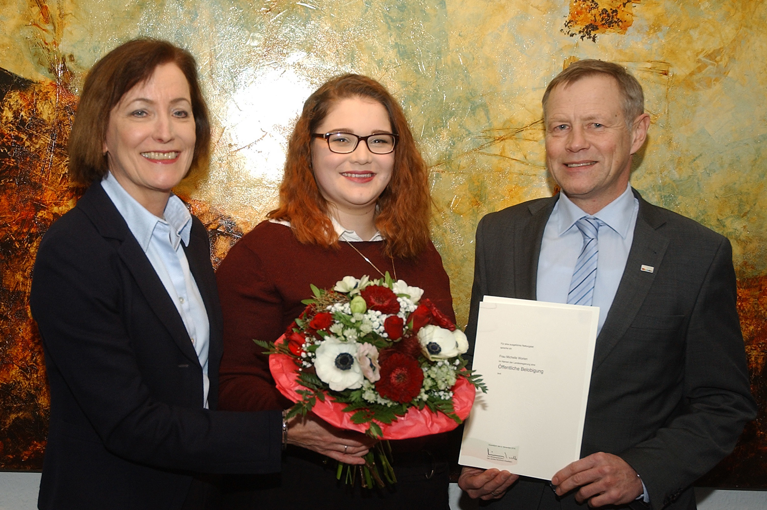 Gratulation für eine lebensrettende Aktion: Bürgermeisterin Sonja Leidemann, Michelle Worien und Regierungsvizepräsident Volker Milk.