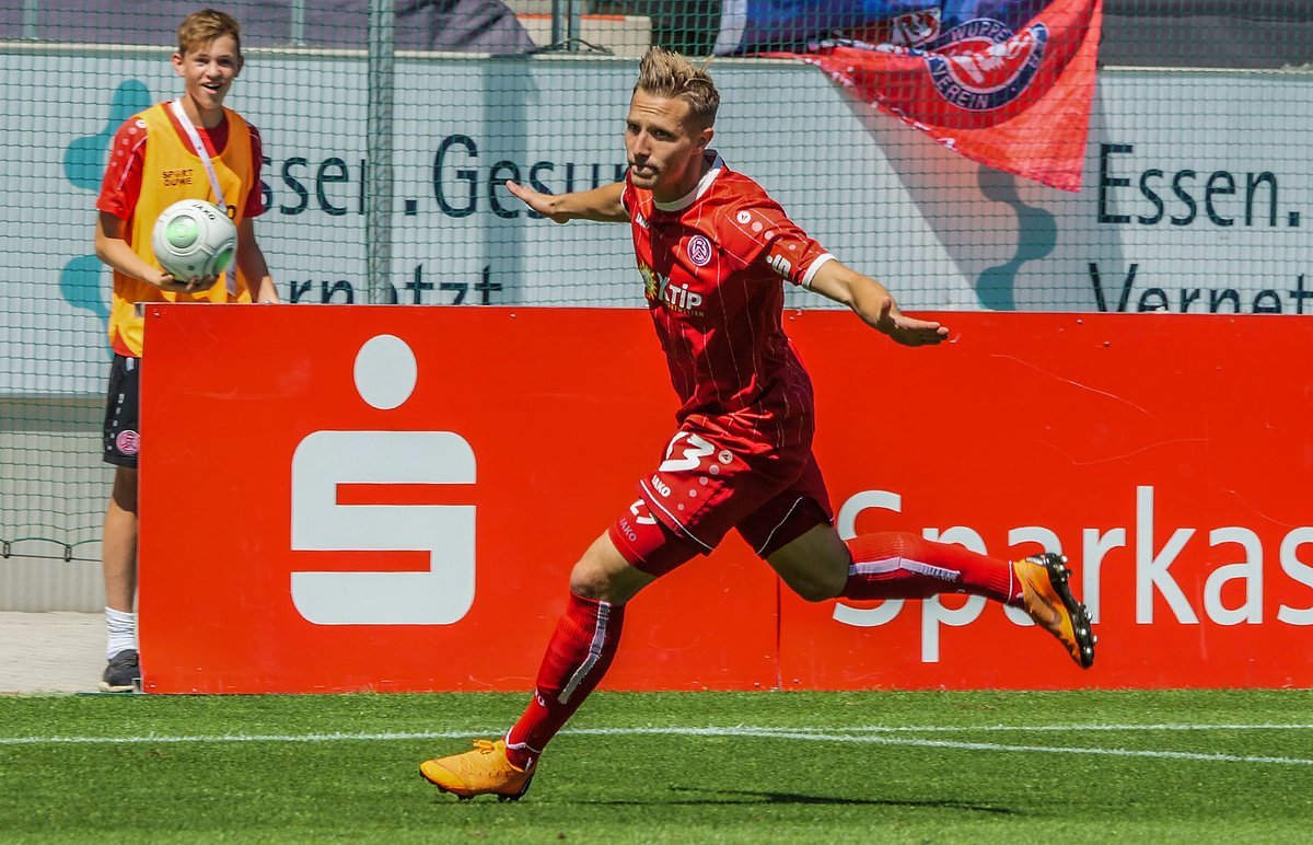 Da war die RWE-Welt noch in Ordnung: Neuzugang Florian Bichler jubelt beim 5:1-Sieg über den Wuppertaler SV.