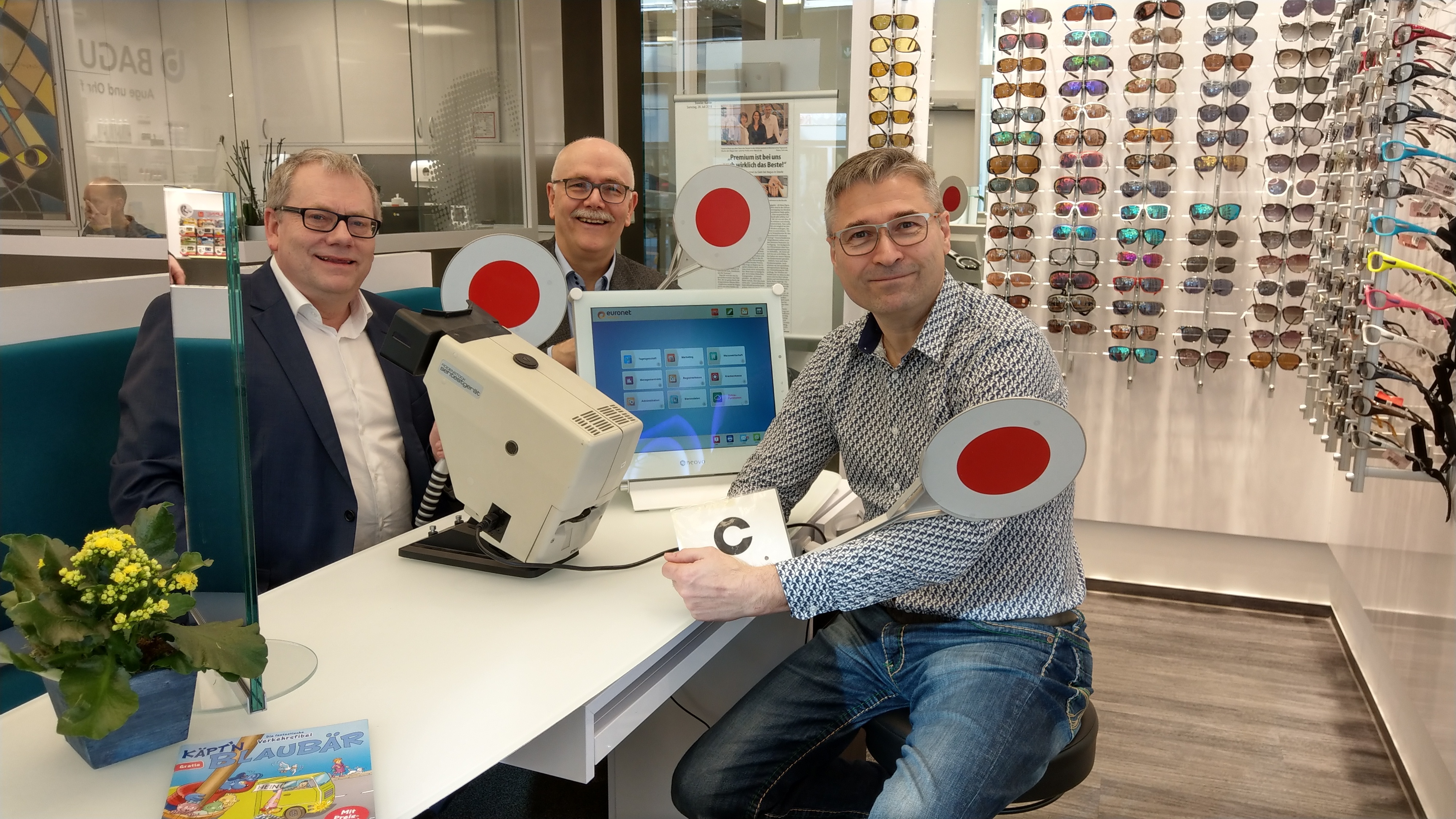Optikermeister Axel Mulders, Fa. Bagus, (stellv. für die beteiligten Optiker-Betriebe), Vors. Verkehrswacht Essen e.V. Karl-Heinz Webels und Eckart Görss, Vorsitzender ACV, Ortsgruppe Essen (Ko-Sponsor) (v.r.) hoffen auf eine breite Teilnahme von 4. Klässlern an dem Sehtest.
