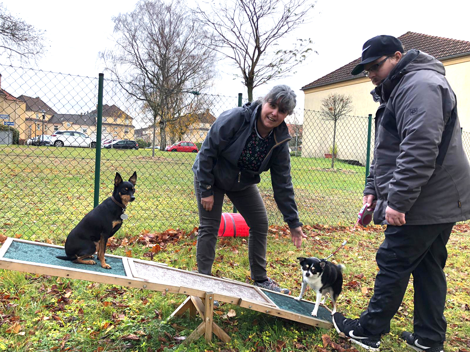 Ramona Pierotti und Maik Piskorski mit ihren Vierbeinern: ein Teil des „Dreamteams“ vom Hedwig Dransfeld Platz. Gemeinsam wird hier so mancher Parcours nahezu mühelos absolviert.