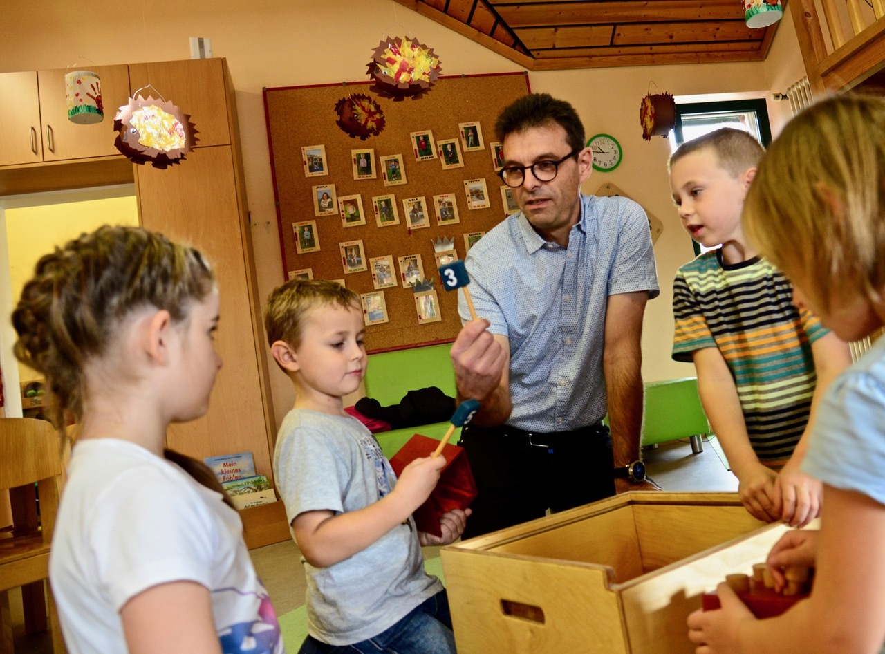 Mathekisten wurden bereits an mehrere Kindergärten übergeben. Professor Peter Kisters, Professor Wolfgang Kottnik, Dr. Rainer Schramm (Foto), Dipl.-Ing. Stephan Seiler und Präsidentin Gudrun Hütten haben sich dabei persönlich vom Interesse der Kinder überzeugt. Fazit: Die nächsten Mathekisten stehen schon bereit…