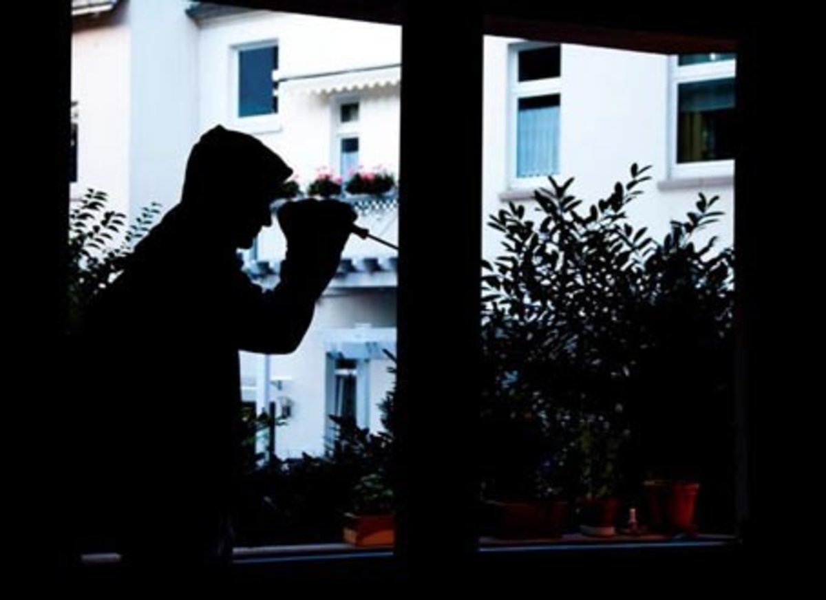 Ein Tresor wurde gestohlen. Die Polizei bittet um Hinweise.