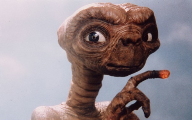 Wollte auch nur telefonieren, hatte allerdings den weiteren Heimweg: E.T. der Außerirdische.