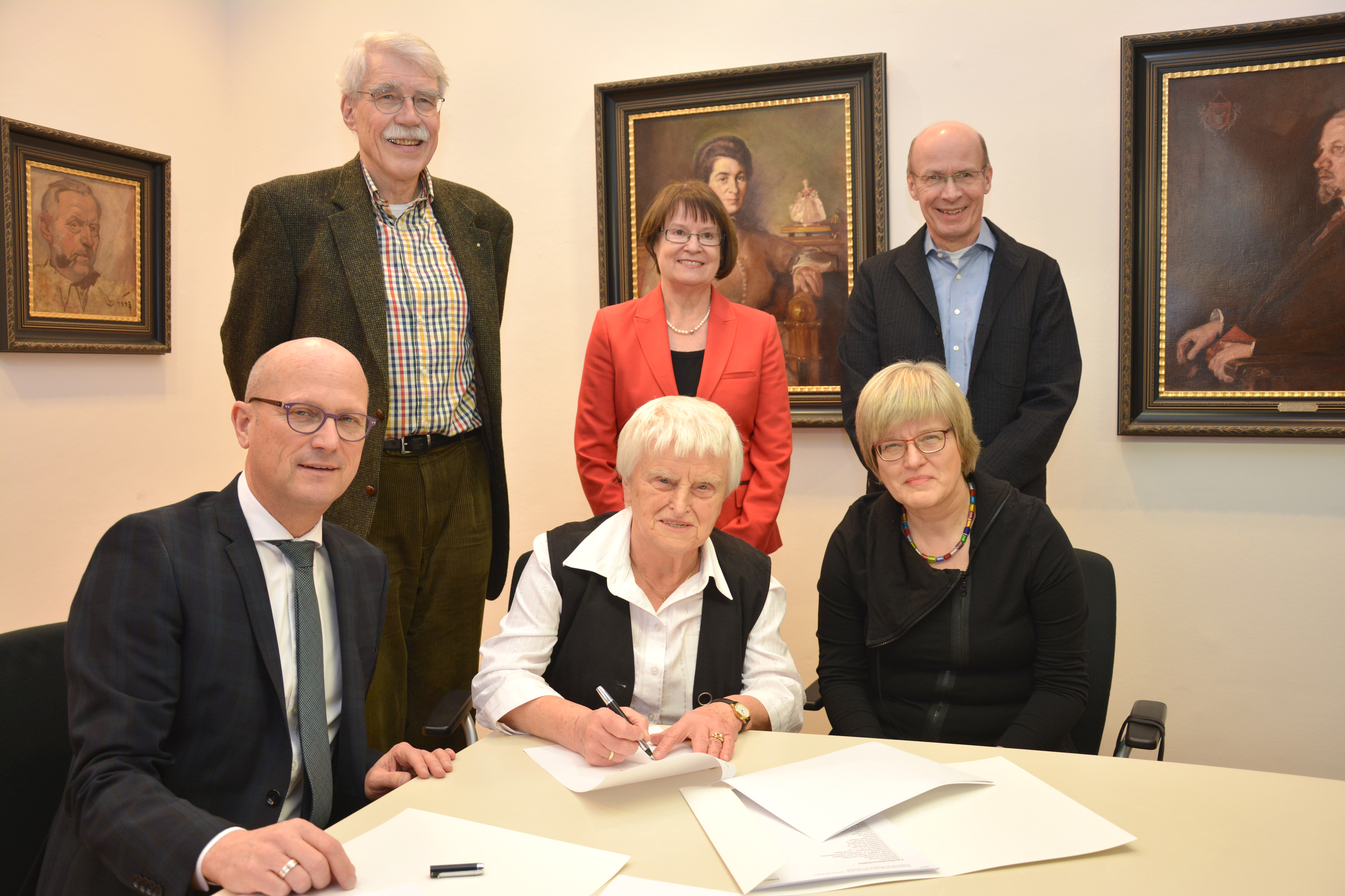 Bürgermeister Peter Hinze und Elisabeth Schüürman unterzeichneten im Beisein von Tochter Rita Schütte (rechts) und dem Notar Walter Schieck, der Vorsitzenden von Pro Kultur Irene Möllenbeck und Schwiegersohn Peter Schütte (stehend von links) die Schenkungsurkunde.