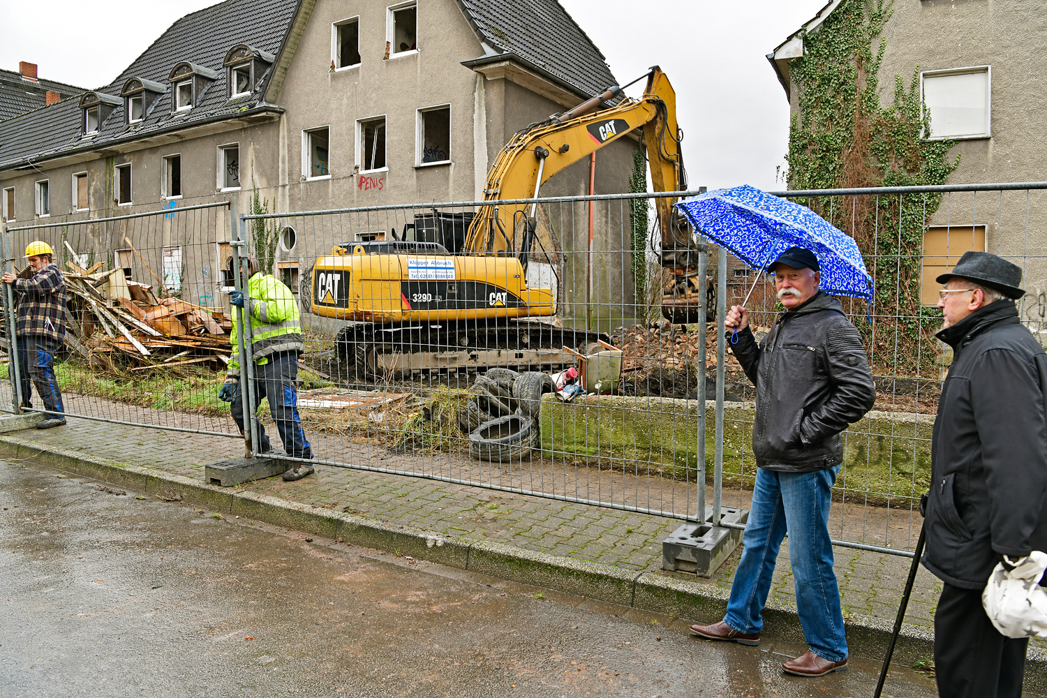 Der Beginn der Abrissarbeiten der alten Siedlung "Schlägel & Eisen" lockte die Nachbarn trotz regnerischen Wetters auf die Straße.