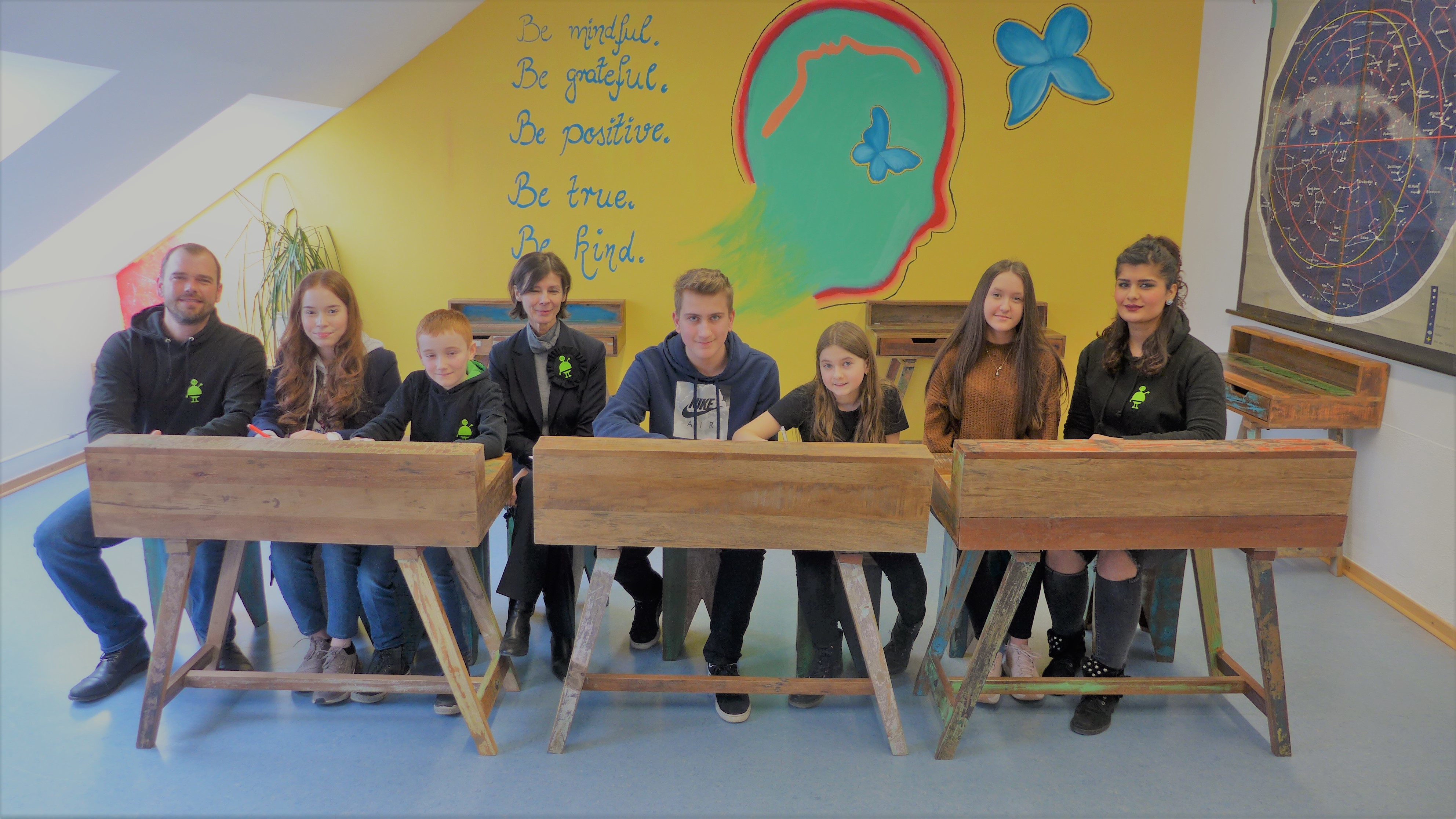 Von links: Vito Tchorz, Zeinab Al-Zoubi, Tim Krause, Judith Koch, Jonas Nawoth, Tatjana Malik, Angelika Balzer und Schene Salih-Yilanci im Hausaufgabenraum, in den sich alle Schüler zurückziehen können, um in aller Ruhe ihre Aufgaben zu erledigen. Das schöne Wandgemälde im Hintergrund wurde übrigens von Mitarbeitern des Energieversorgers Innogy gestaltet,