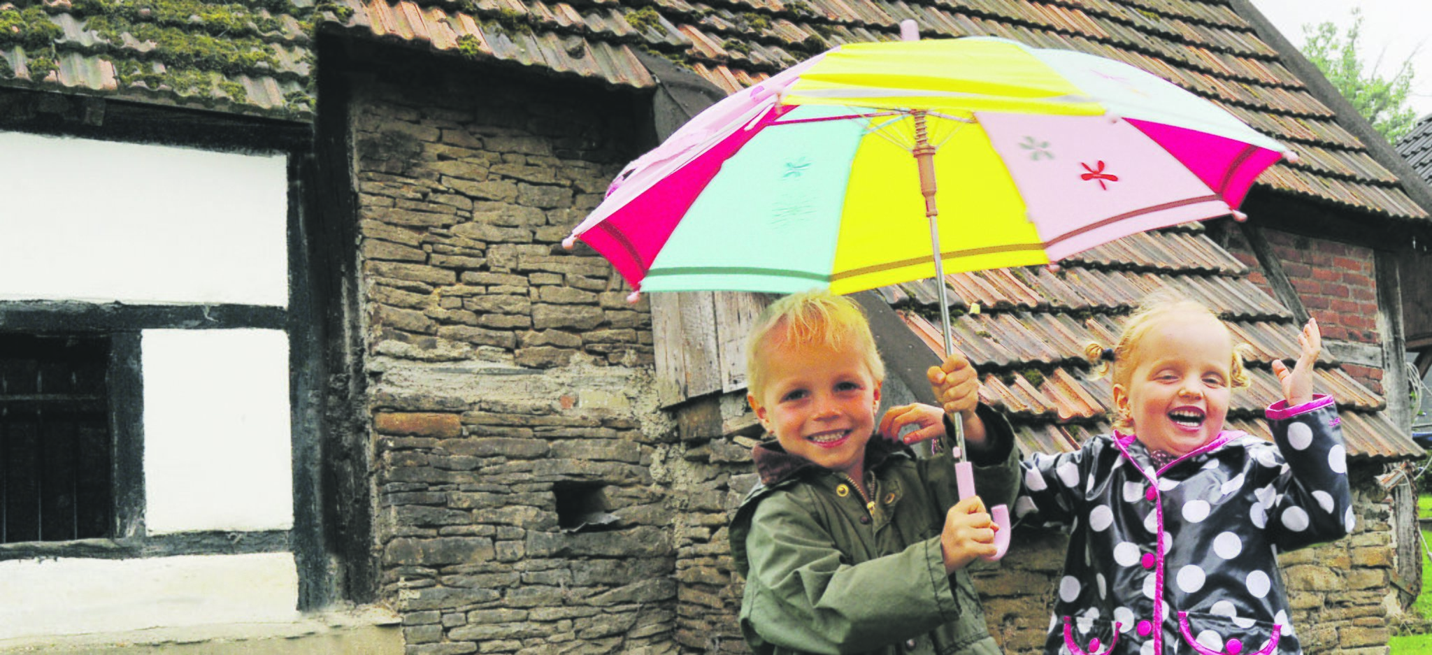 Bunt und fröhlich: Diese Kinder lassen sich die Laune durch den Regen nicht verderben. Foto: lokalkompass.de/Biene