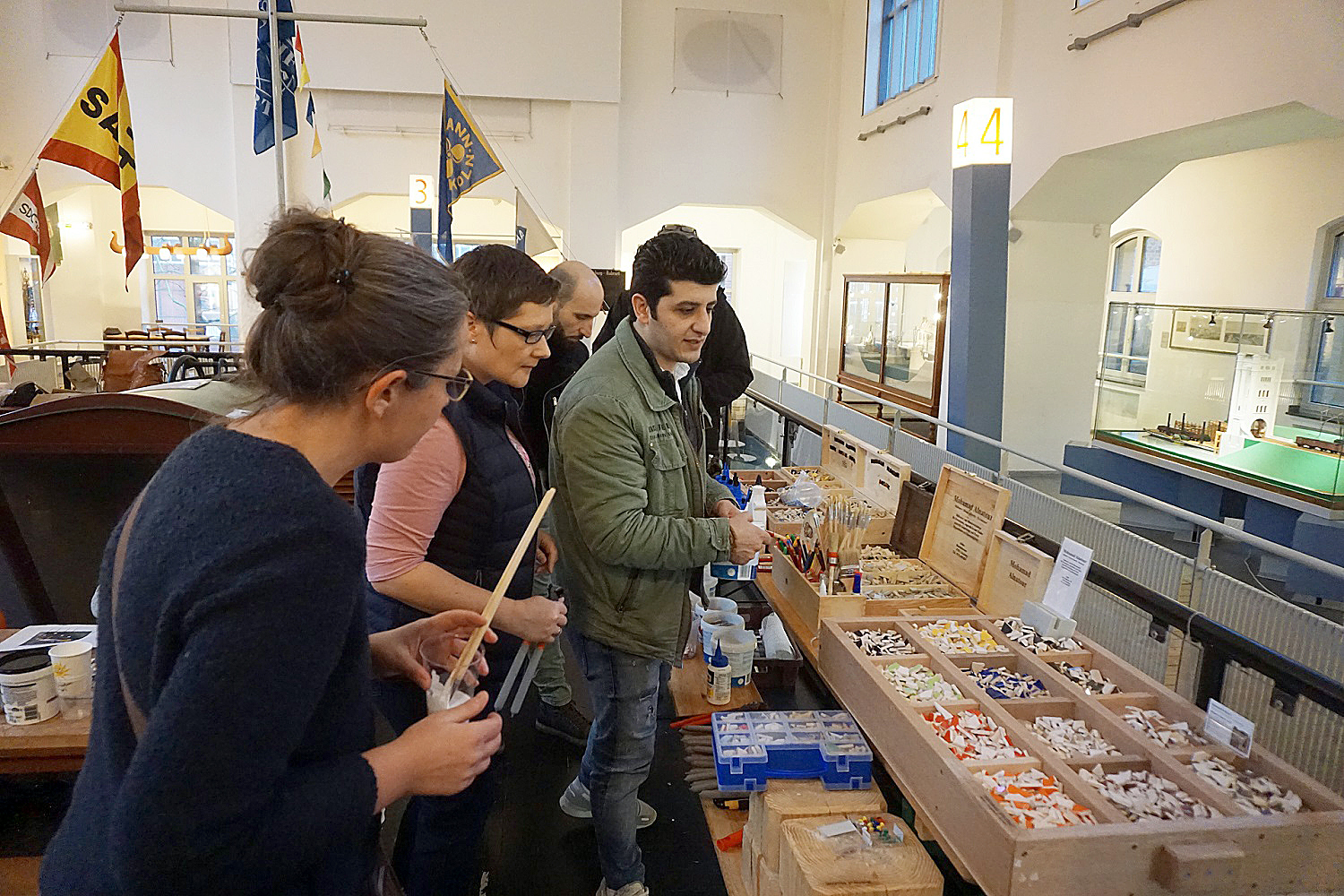 Künstler Mohamad Alnatour und Teilnehmer des Mosaik-Workshops.
