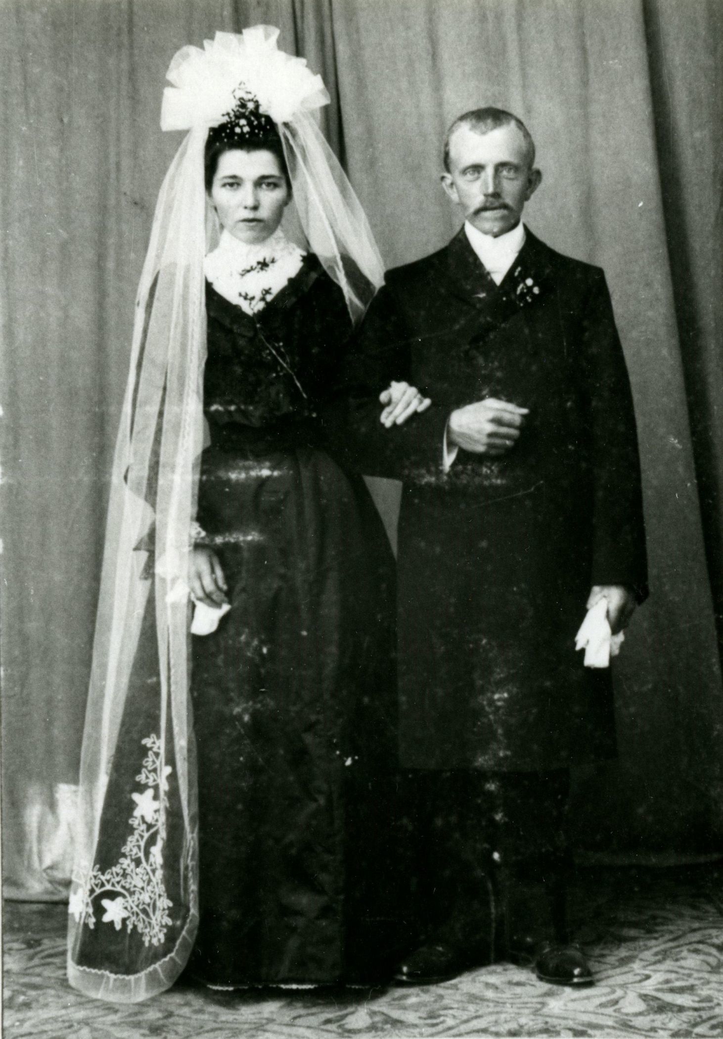 Ist einer von beiden älter, und spielte das überhaupt eine Rolle? Brautpaar um 1890 in Nottuln (Kreis Coesfeld). Foto: LWL-Volkskundearchiv/Frieling