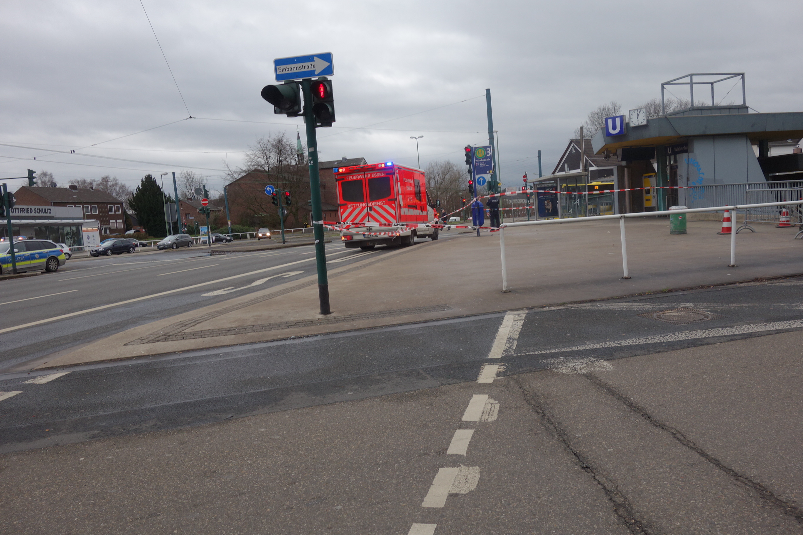 Abgesperrte Unfallstelle mit Rettungswagen