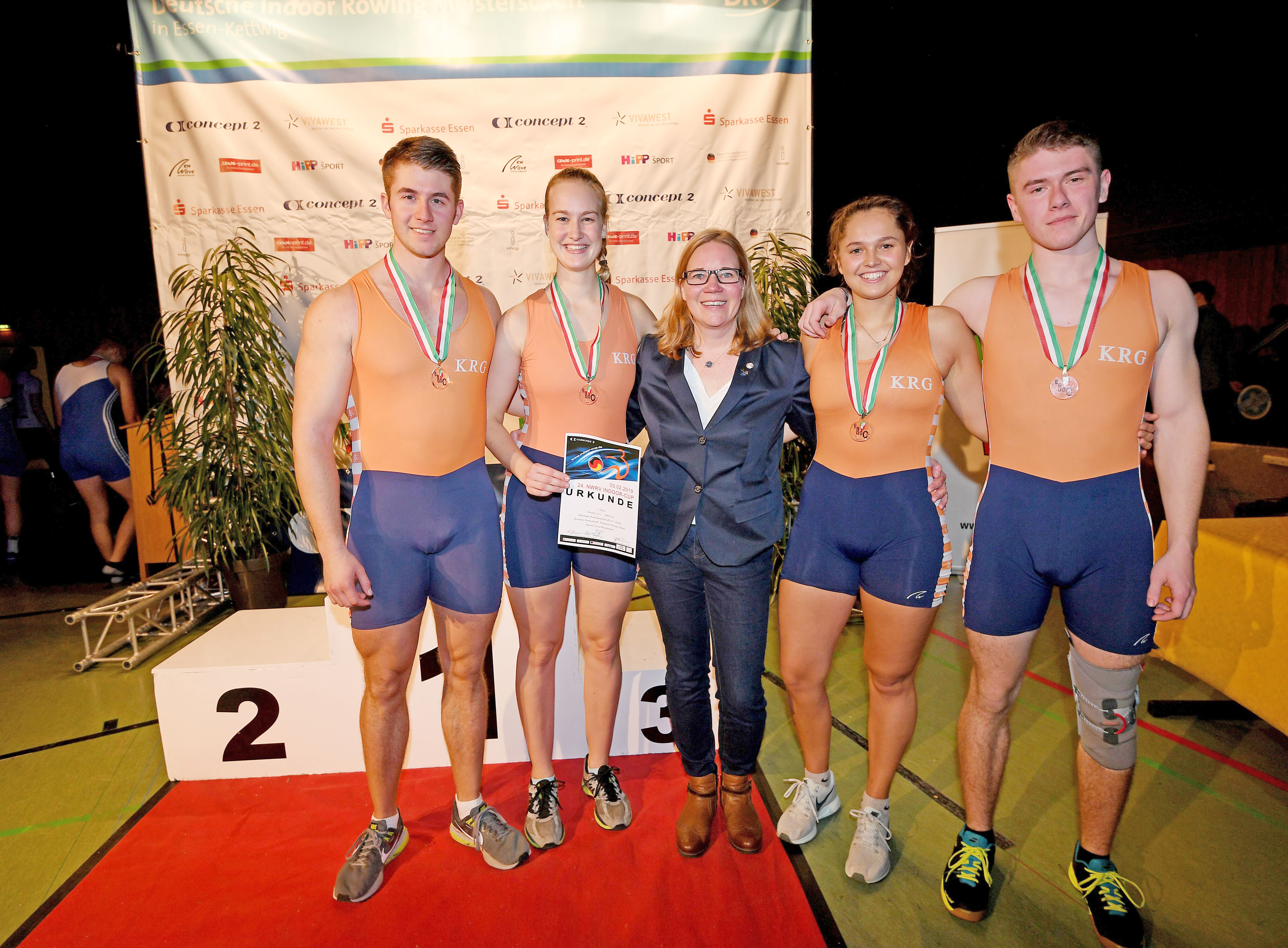 Meister im Vereinsvierer: Dorothee Beckendorff, Fabienne Klung, Niklas Hanses und Luca Weisbäcker. Und in der Mitte die glückliche Chefin des Ausrichters.