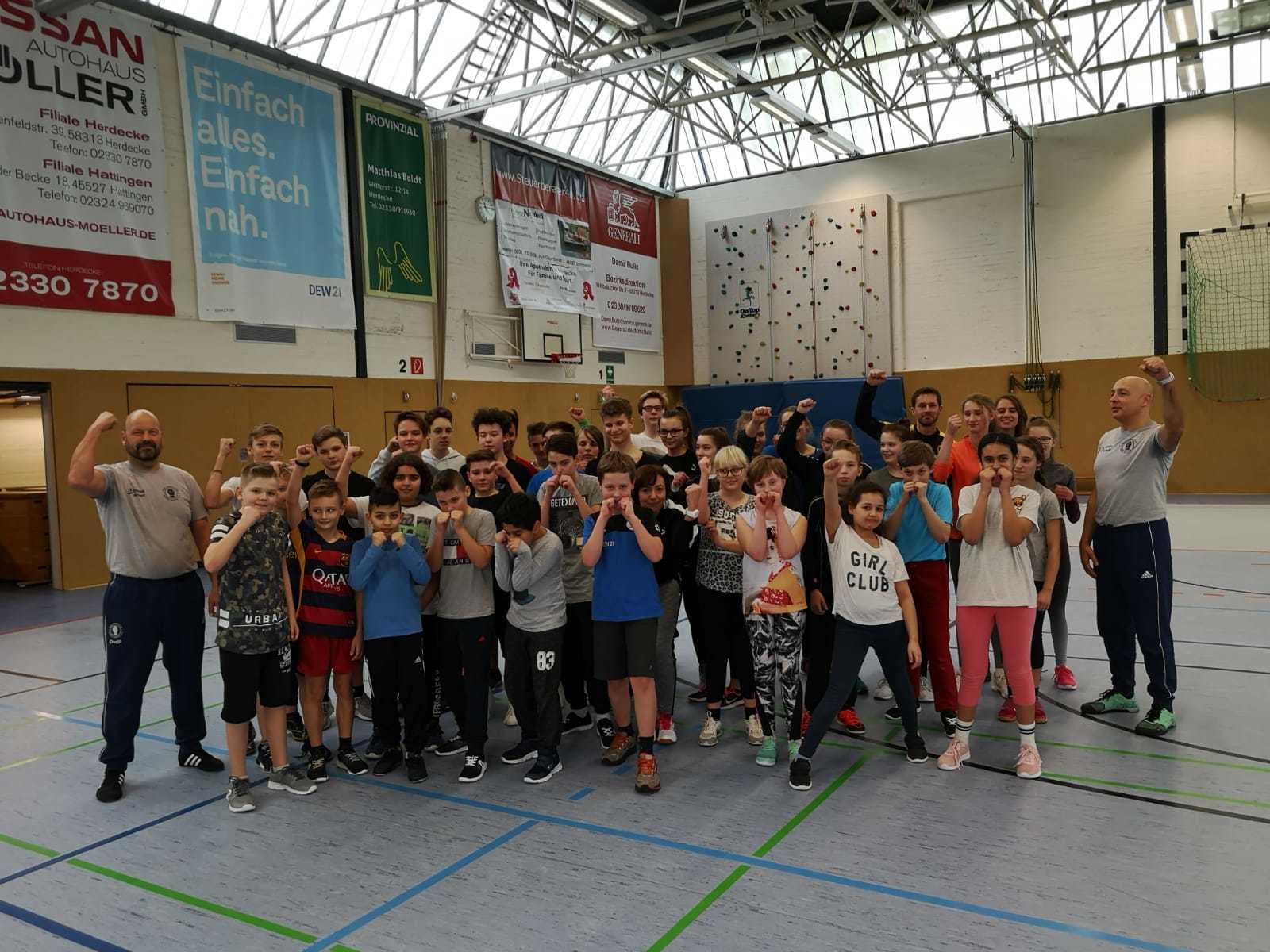 Die Trainer Raul Fernández und Dirk van der Pluym mit den Boxschüler-Schülern der Realschule am Bleichstein.
