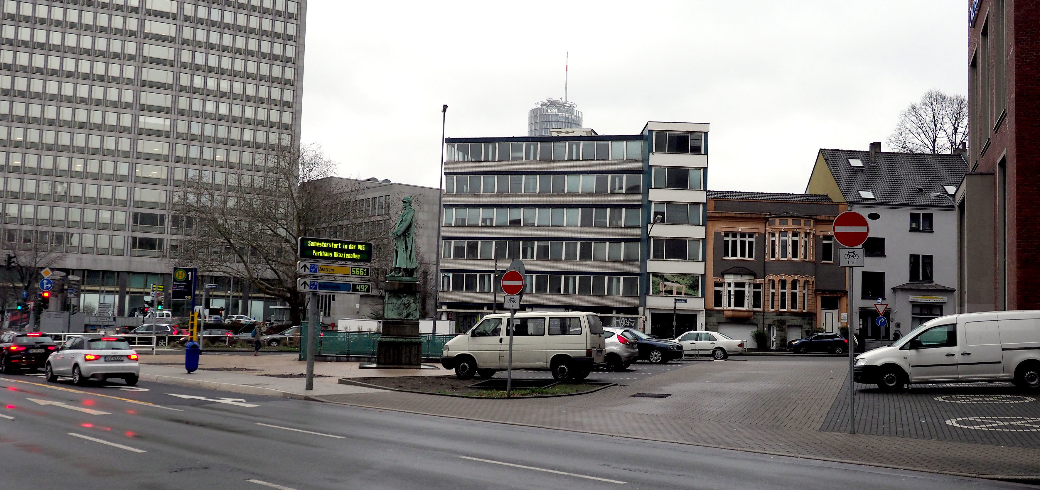 Unmittelbar vor der Deutschen Bank von der Krupp- zur Bismarckstraße zu fahren, ist mittlerweile verboten.
