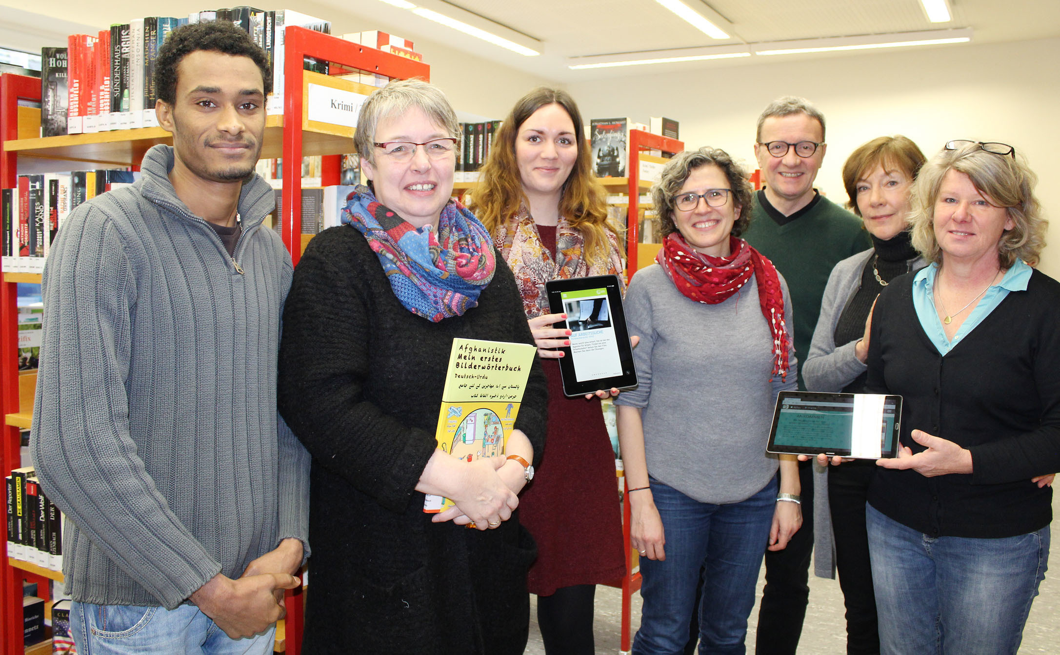 Freuen sich über das neue Angebot in der Kettwiger Stadtteilbibliothek: Emnet Measho, Petra Bandura, Jasmin Ens, Gaby Bruhnke und Gerd Bonnekamp von Kettwig hilft sowie Heidi Trappmann-Klönne und Angelika Kleinekort. Neben den neuen iPads gibt es hier bereits seit längerer Zeit ein eigenes Regal mit Lernmaterialien für die Flüchtlinge