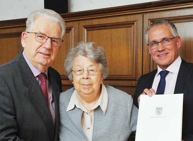 Auch Bürgermeister Frank Schneider gratulierte Edeltraud und Willi Jakob an ihrem gemeinsamen Ehrentag zur Diamanthochzeit. Foto: Michael de Clerque