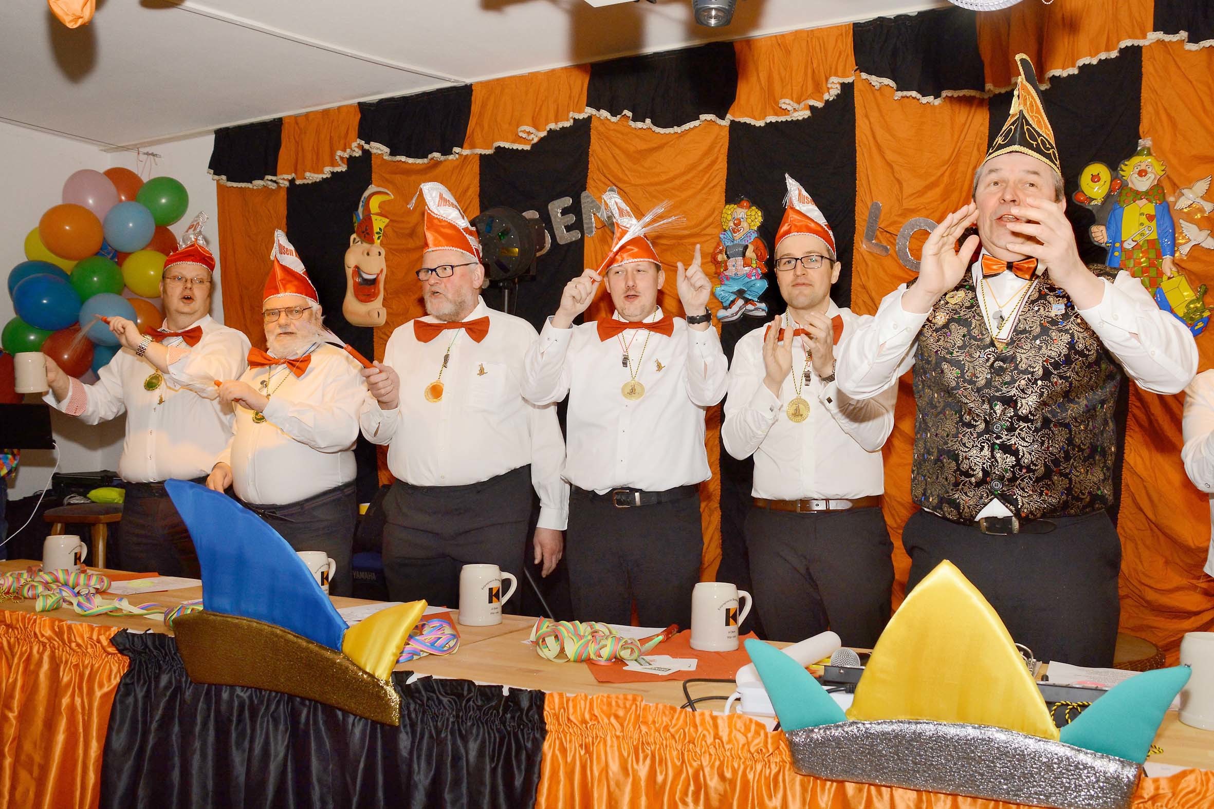 Orange und Schwarz sind die Kolping-Farben. Klar, dass diese Töne stets auch den Husener Gemeindekarneval dominieren.