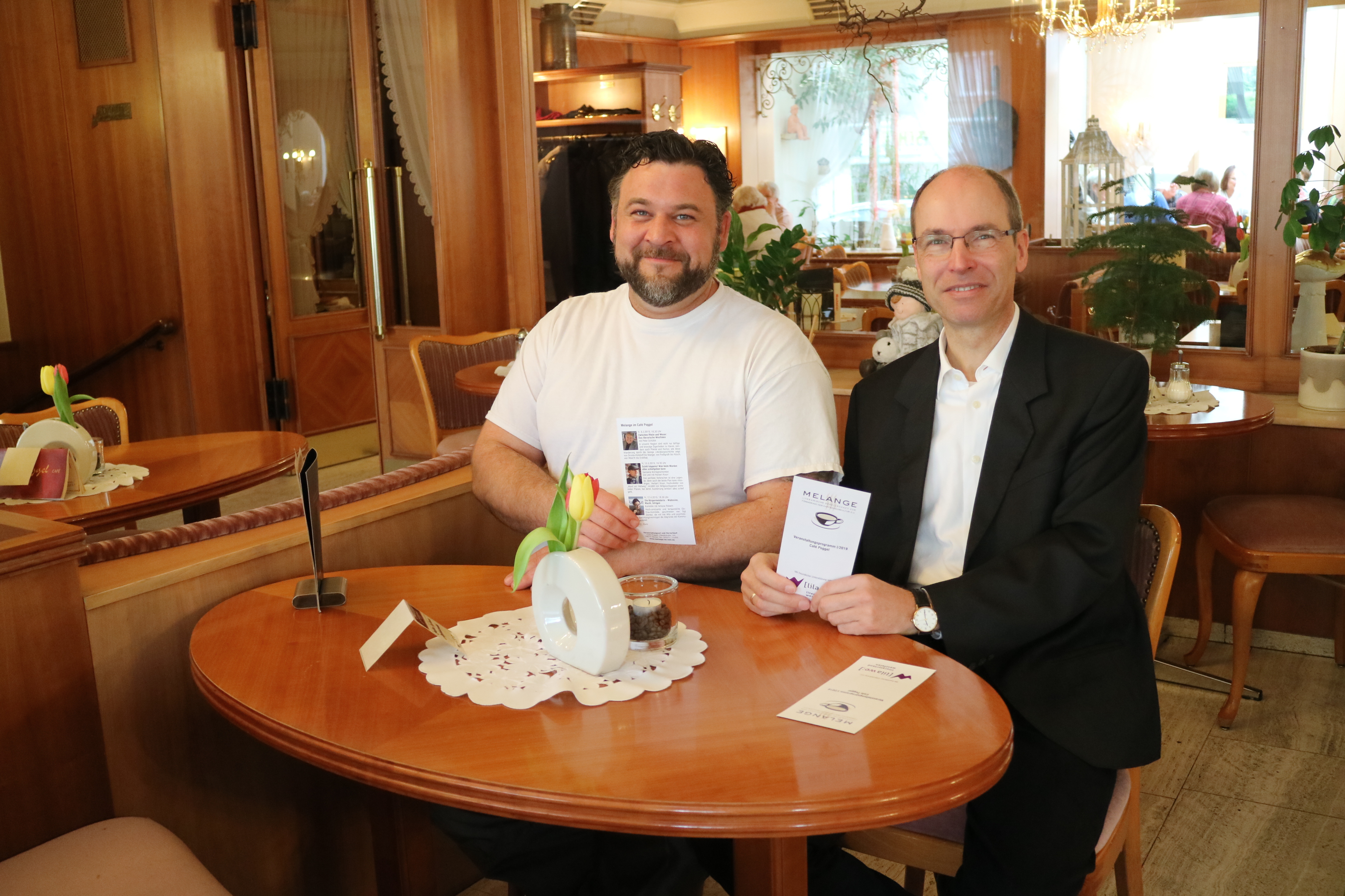 Café-Inhaber Georg Poggel (li.) und Dr. Thomas Eicher bedauern das Ende der Melange-Reihe. Foto: Goor