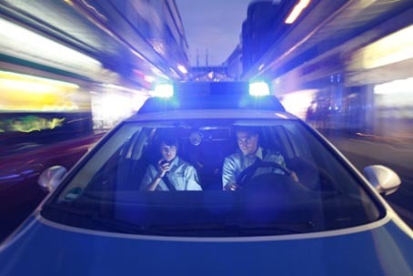 Die drei unbekannten Täter bedrohten zwei der drei Jugendlichen mit einem Messer und raubten ihnen ihren Scooter. Symbolfoto: Archiv