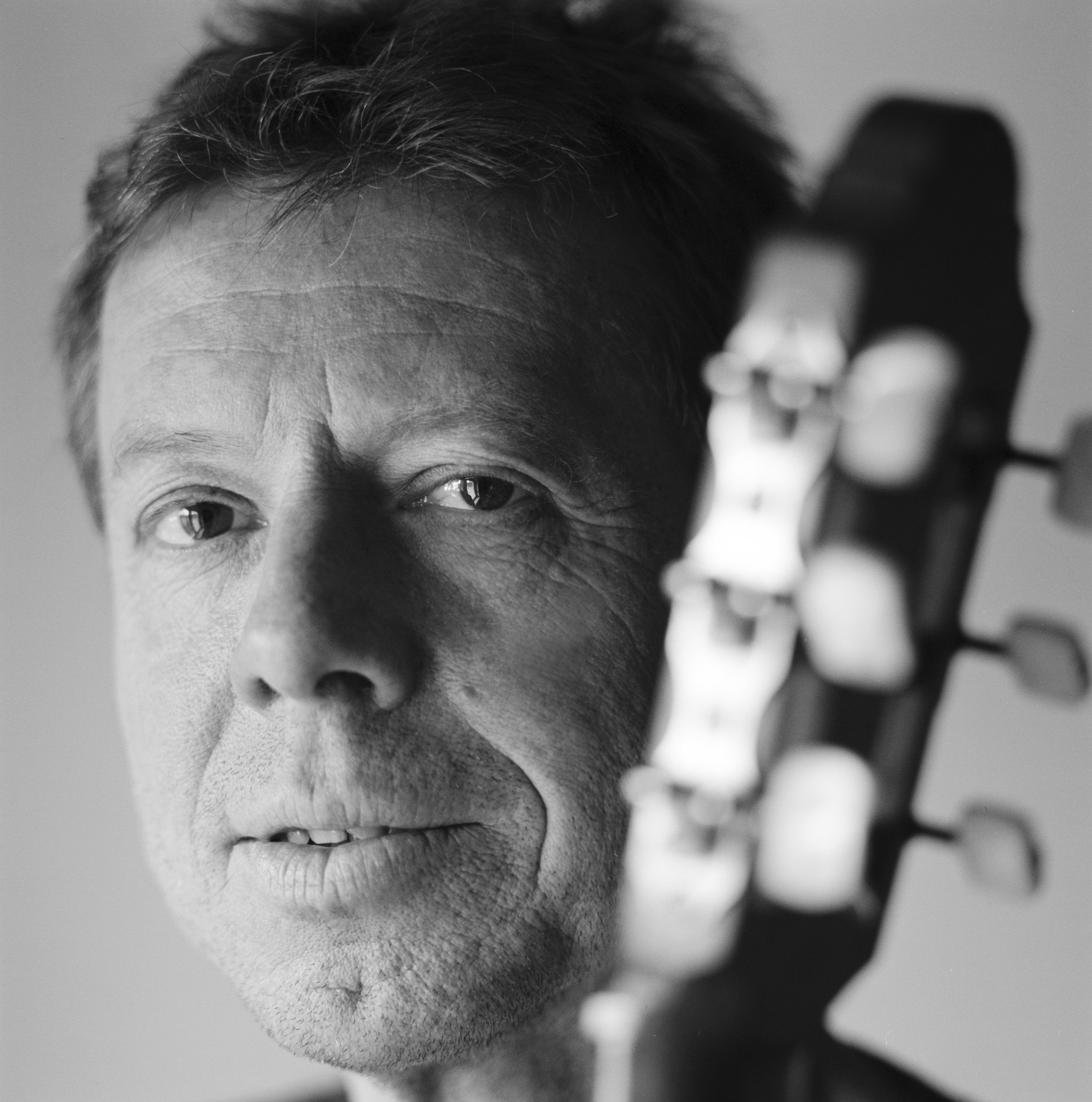Lothar Theissmann zeigt die vielen Facetten der Musik mit der Gitarre