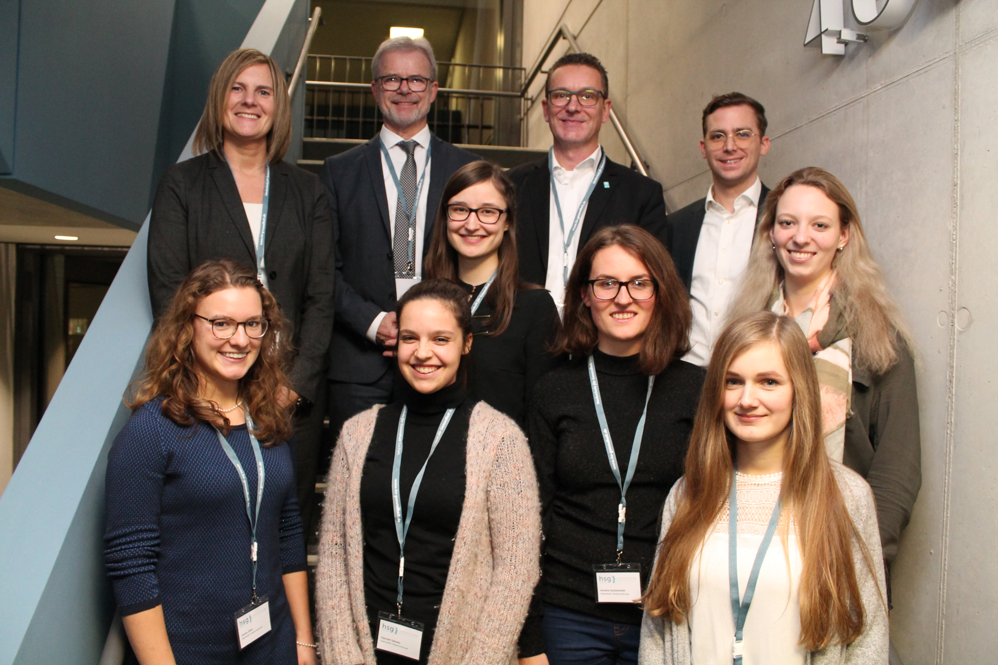 Auf dem Stipendiat*innen-Treffen der hsg Bochum lernten Mitte Januar 2019 die Förderer die Stipendiat*innen kennen. In der oberen Reihe stehen die Förderer (v.l.n.r.) Katja Behler (Sparkasse Bochum), Franz-Rainer Kellerhoff (Katholisches Klinikum Bochum), Norbert Riffel und Sebastian Keppe (beide VBW Bauen und Wohnen). Einige aktuell geförderte Studentinnen sind in der mittleren Reihe (v.l.) Eva-Christin Horst und ganz rechts Lea Sophie Krichel sowie in der unteren Reihe Carine Dietz, Hannah Salomo, Aurelia Guttenhöfer und Ina Weichert zu sehen.