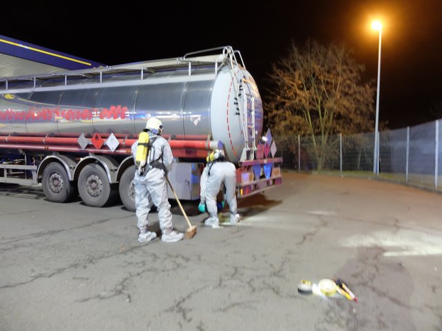Gefahrguttransporter verliert geringe Menge Methanol auf der A 2.