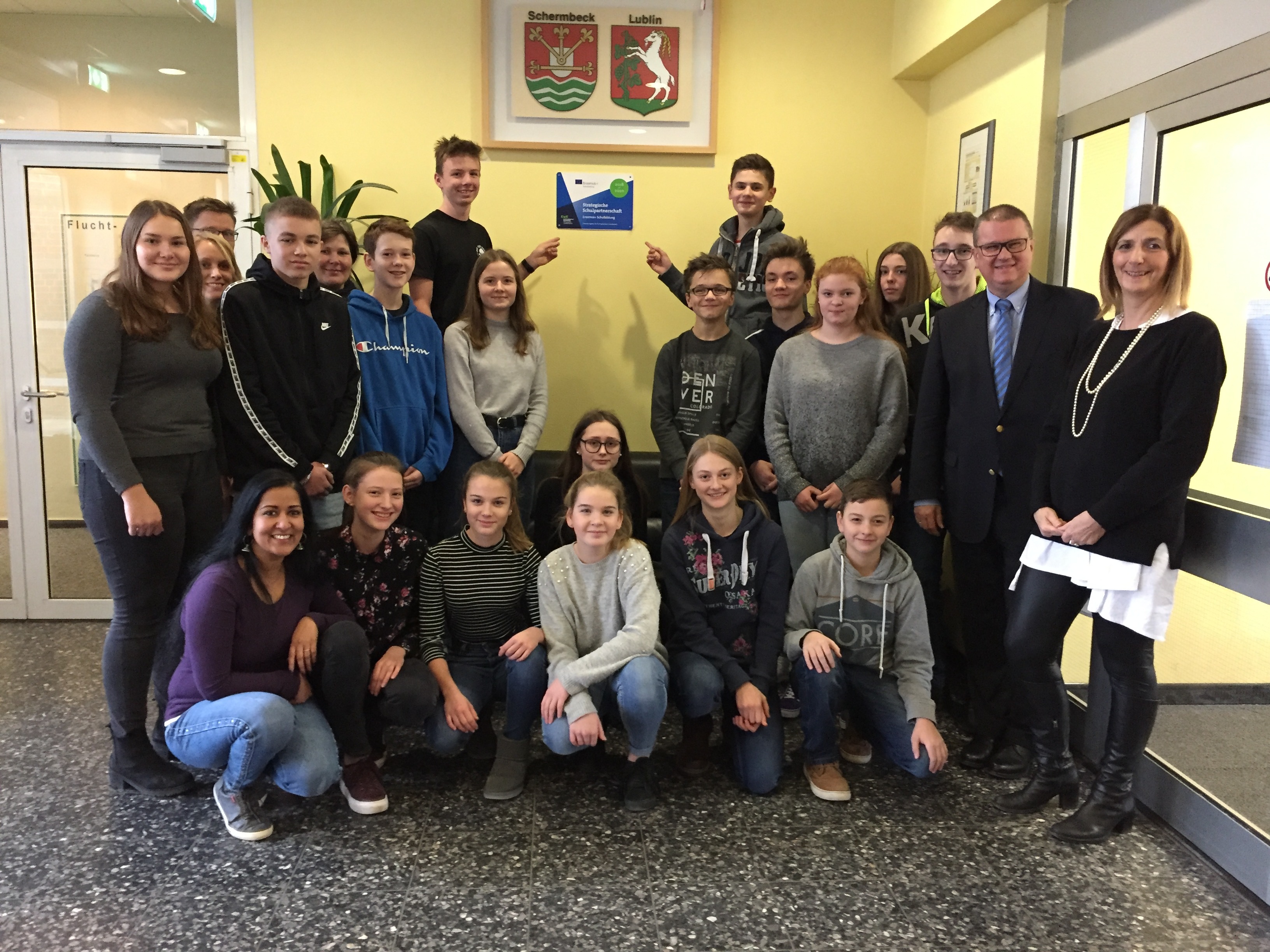 Das Erasmusplus-Logo ziert nun den Eingangsbereich der Gesamtschule.