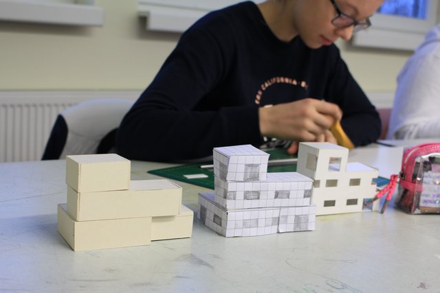 Mit Modellen setzten die Schülerinnen und Schüler die Bauhaus-Vorgaben um.