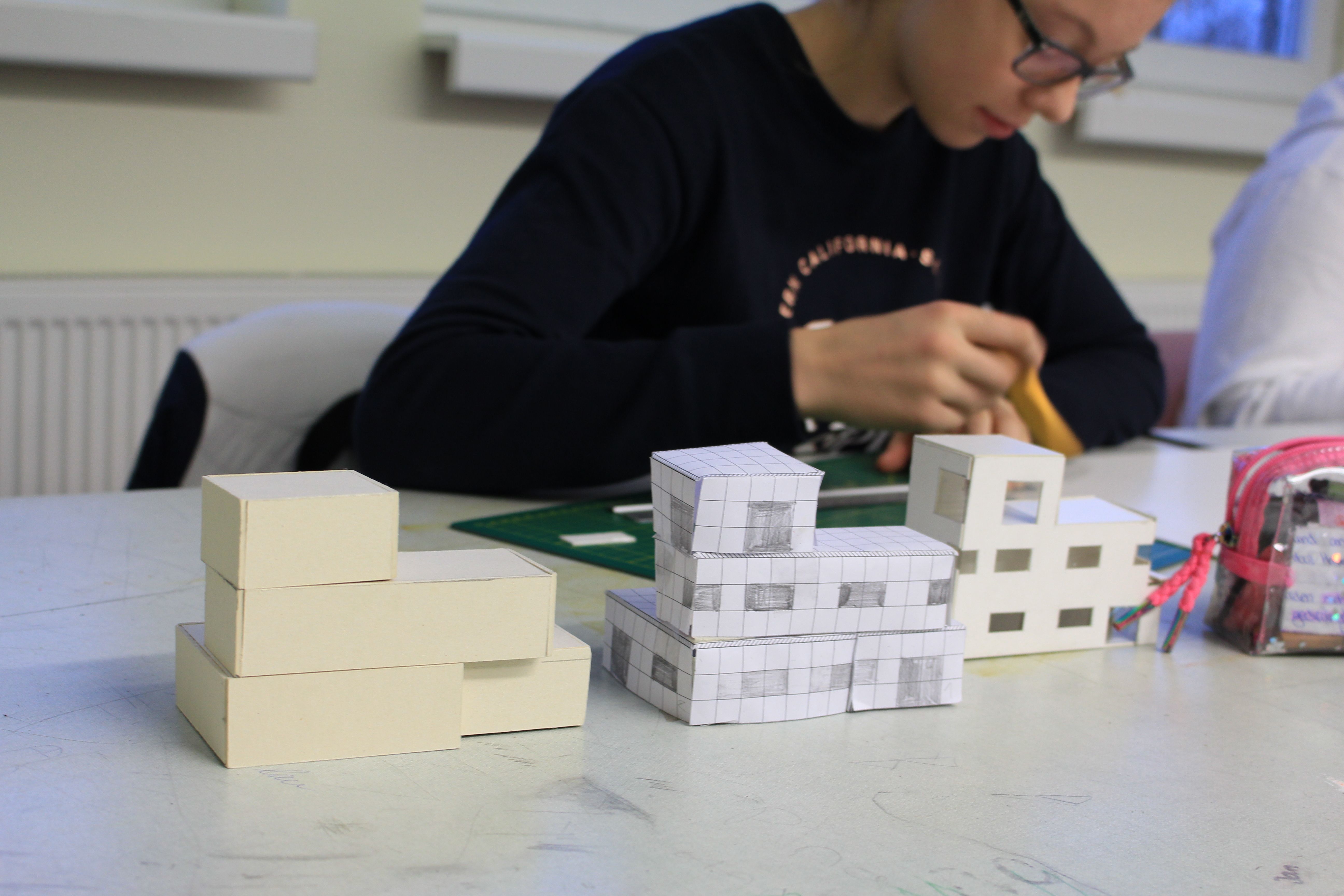 Mit Modellen setzten die Schülerinnen und Schüler die Bauhaus-Vorgaben um.