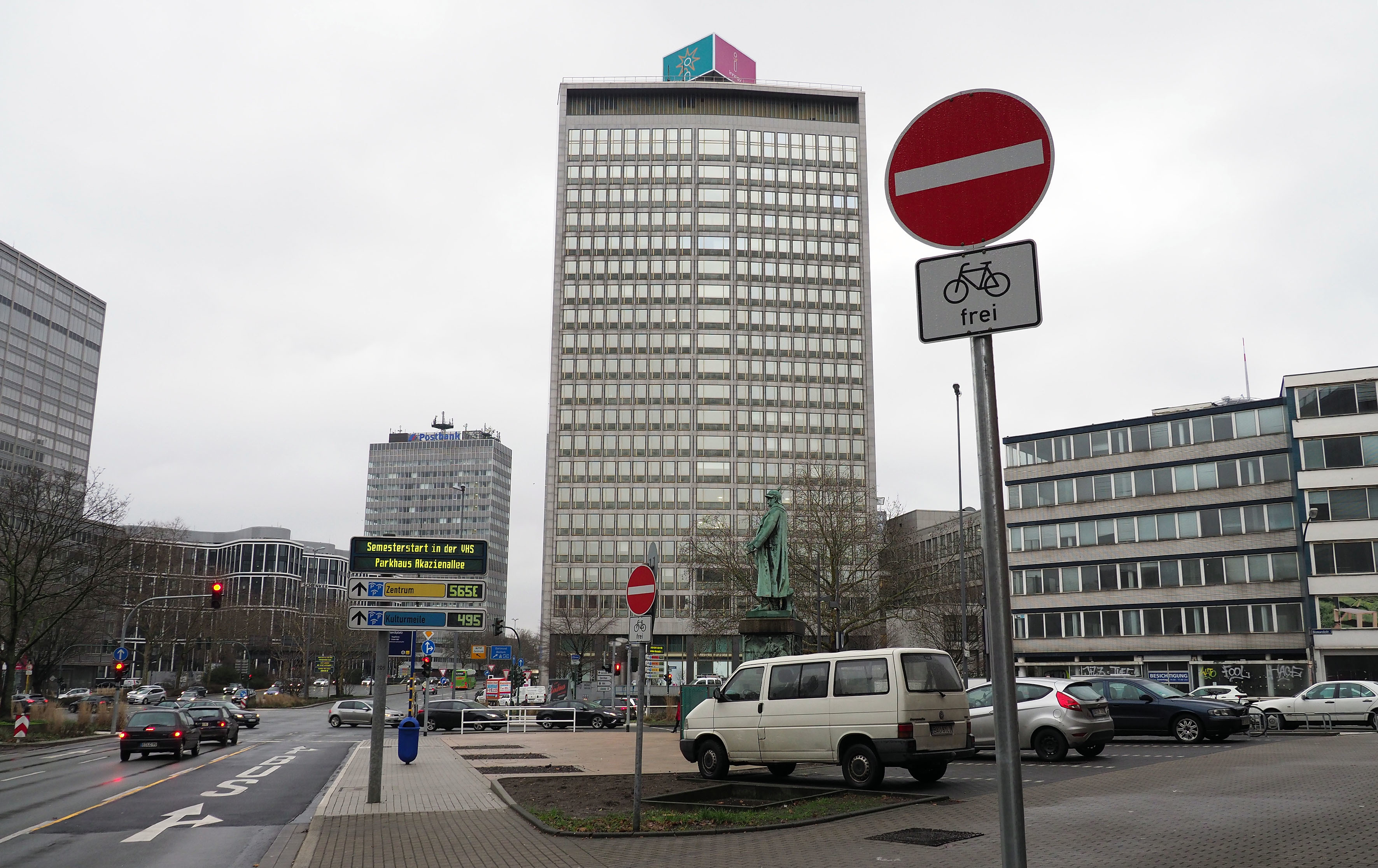 Gleich zwei Schilder - eins rechts, eins links - zeigen das Verbot an. Eine Ausnahme wird nur für Radfahrer gemacht.