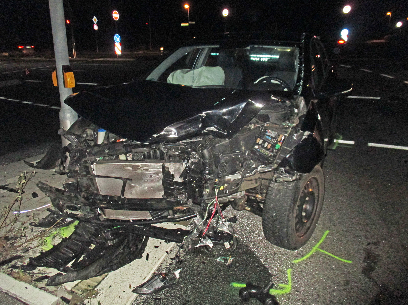 Die beiden Fahrzeuge waren nach dem Unfall in Velbert nicht mehr fahrbereit und mussten abgeschleppt werden.