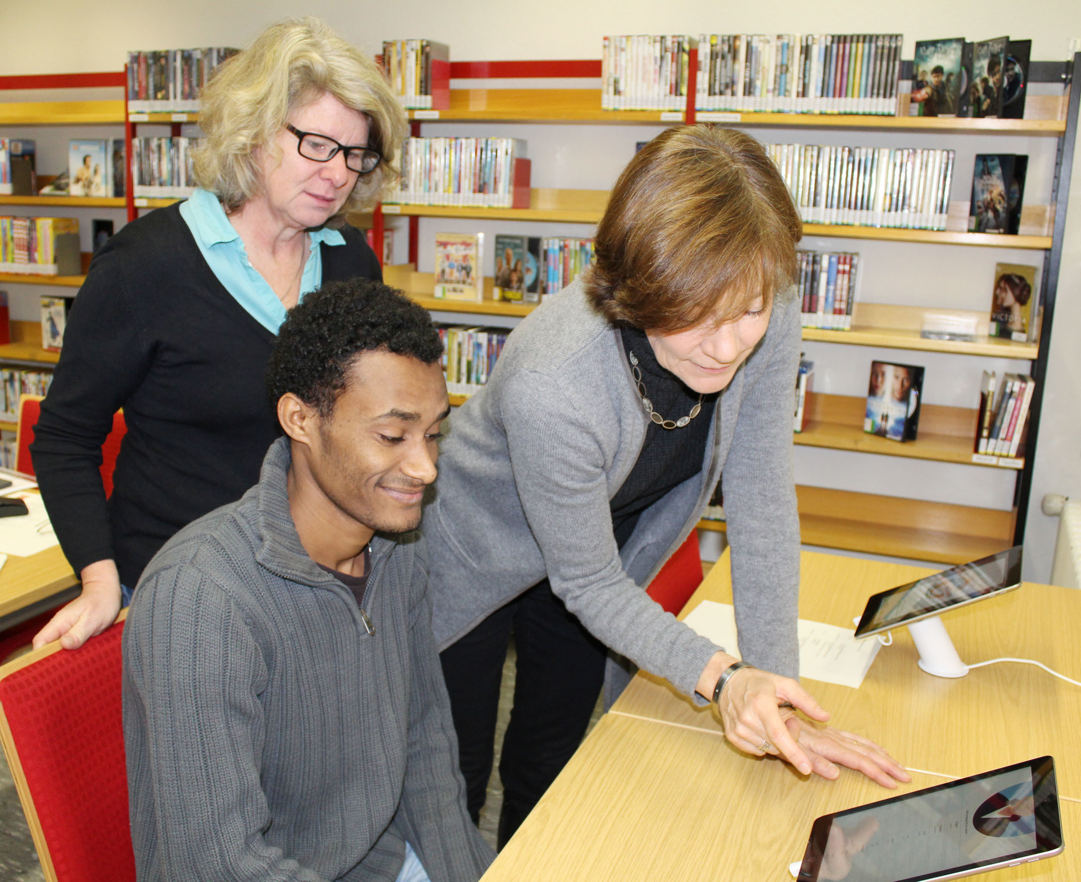 Emnet aus Eritrea kann in der Stadtteilbibliothek Kettwig mithilfe von Lernapps seine Deutschkenntnisse verbessern wie jeder Besucher, der Interesse hat.